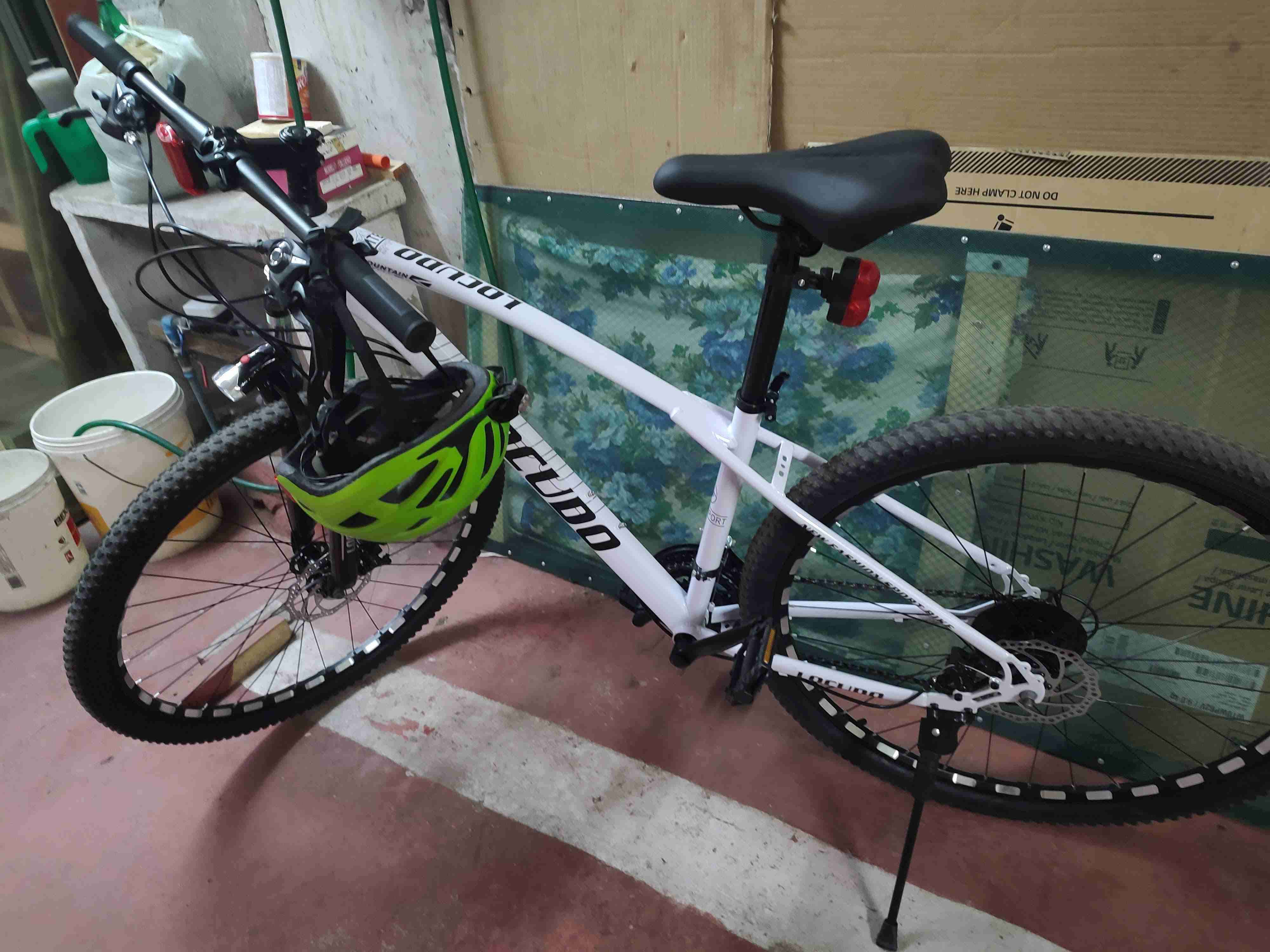 Bicicleta de montaña blanca - miniatura 2