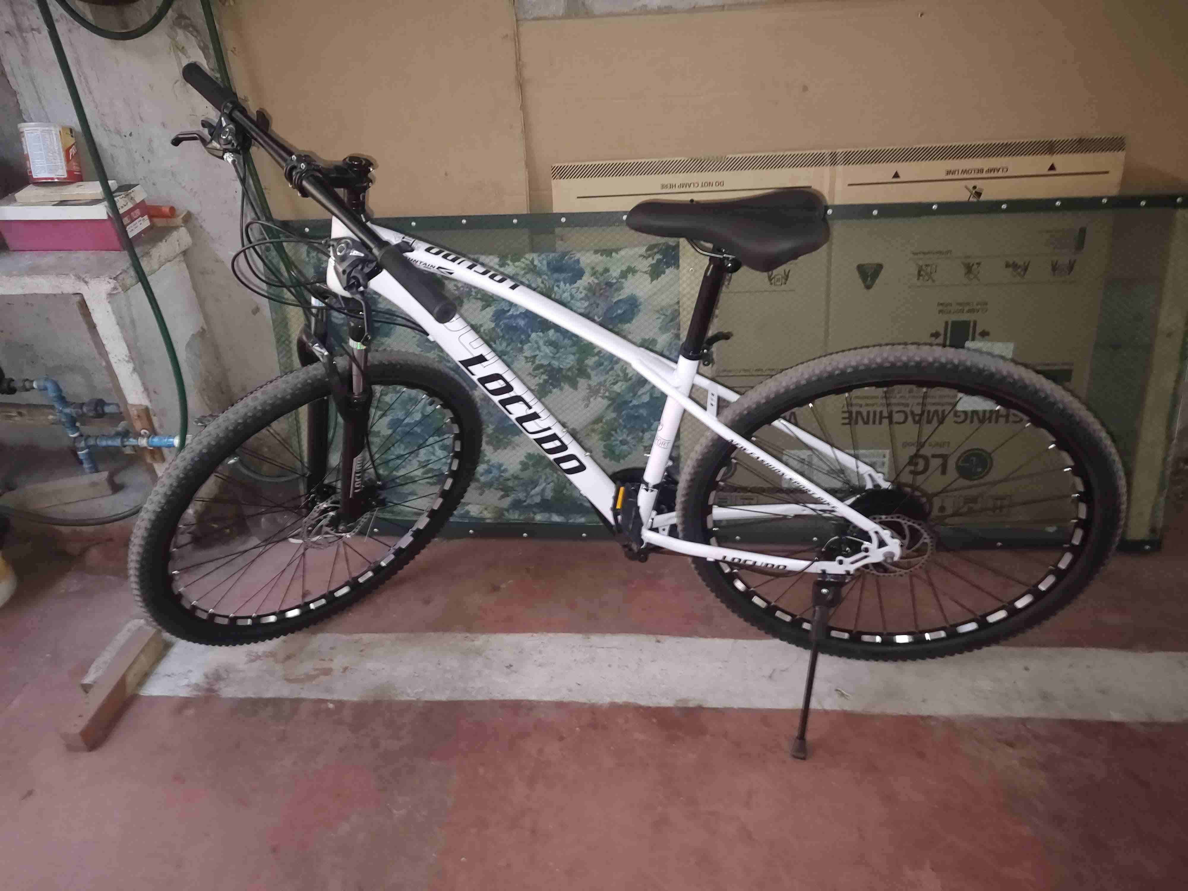 Bicicleta de montaña blanca - miniatura 3