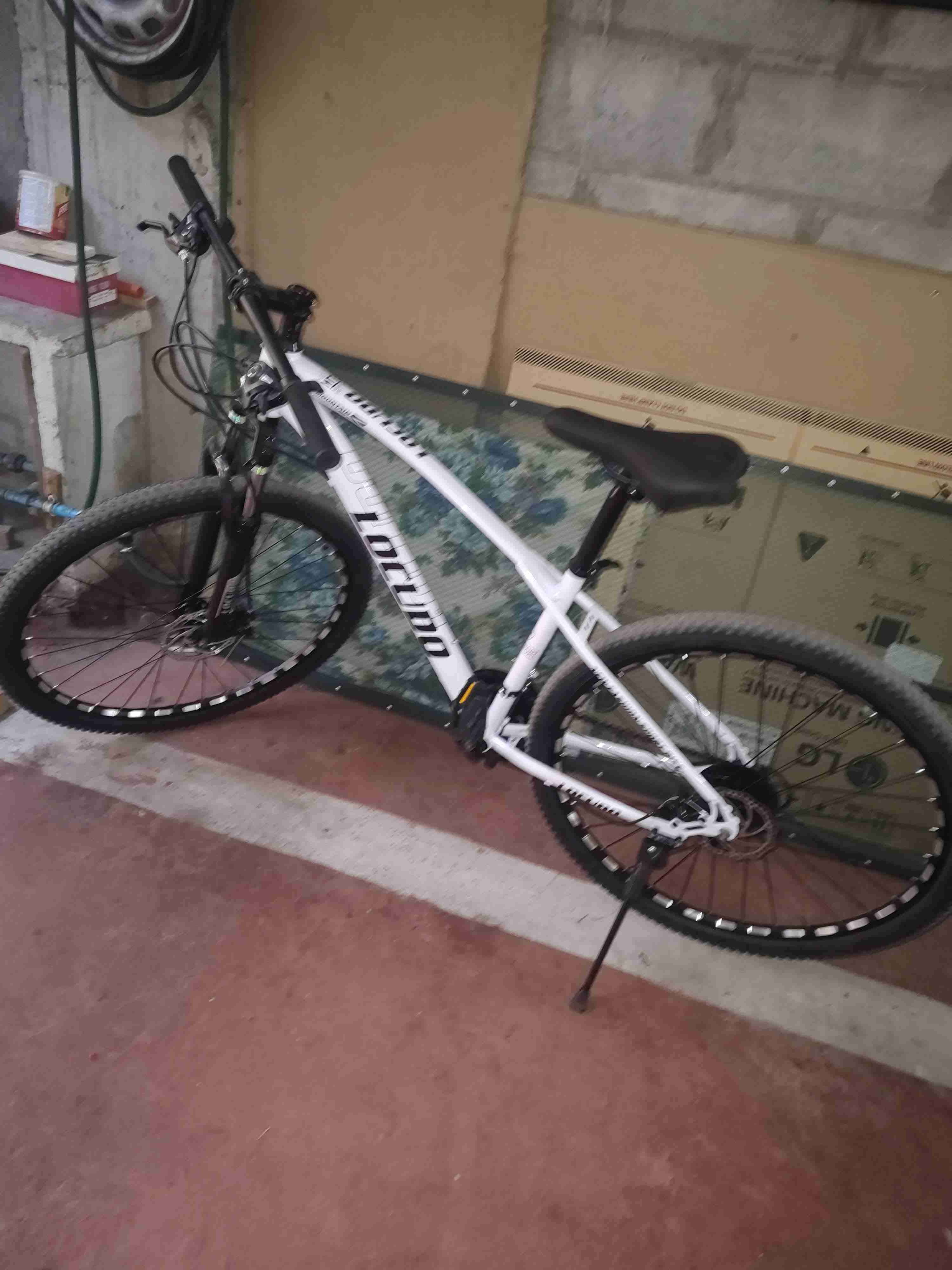 Bicicleta de montaña blanca - miniatura 5