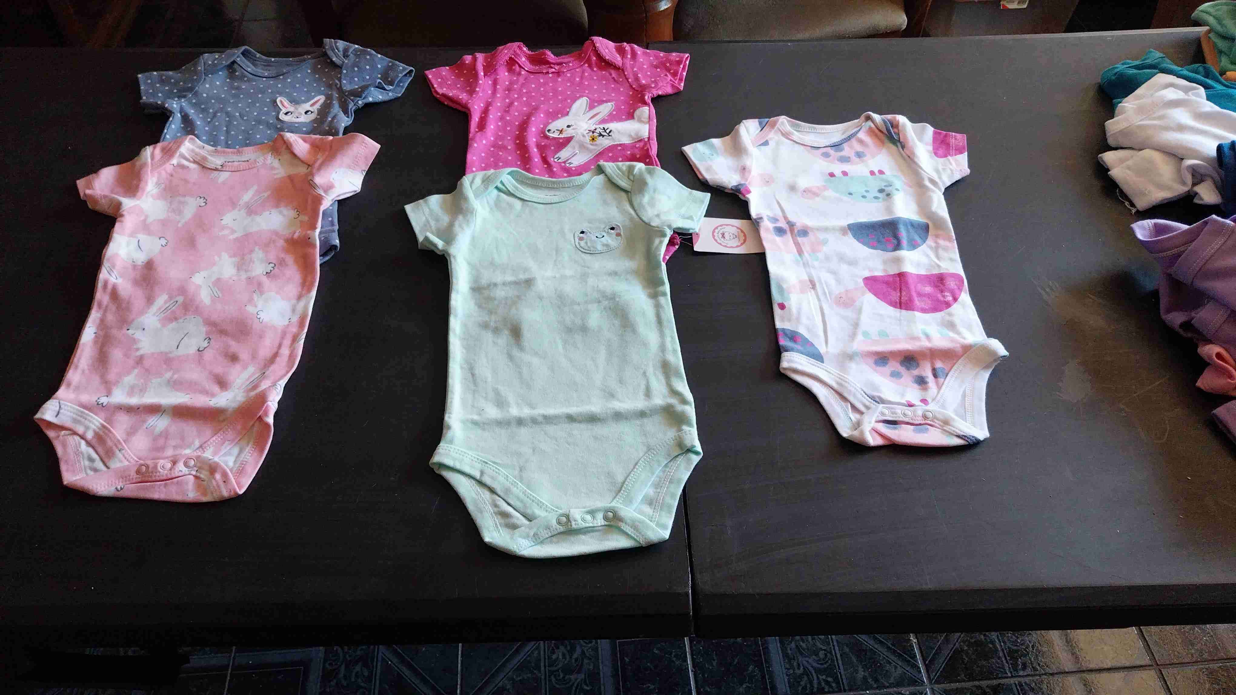 Bodies de bebé con estampados coloridos