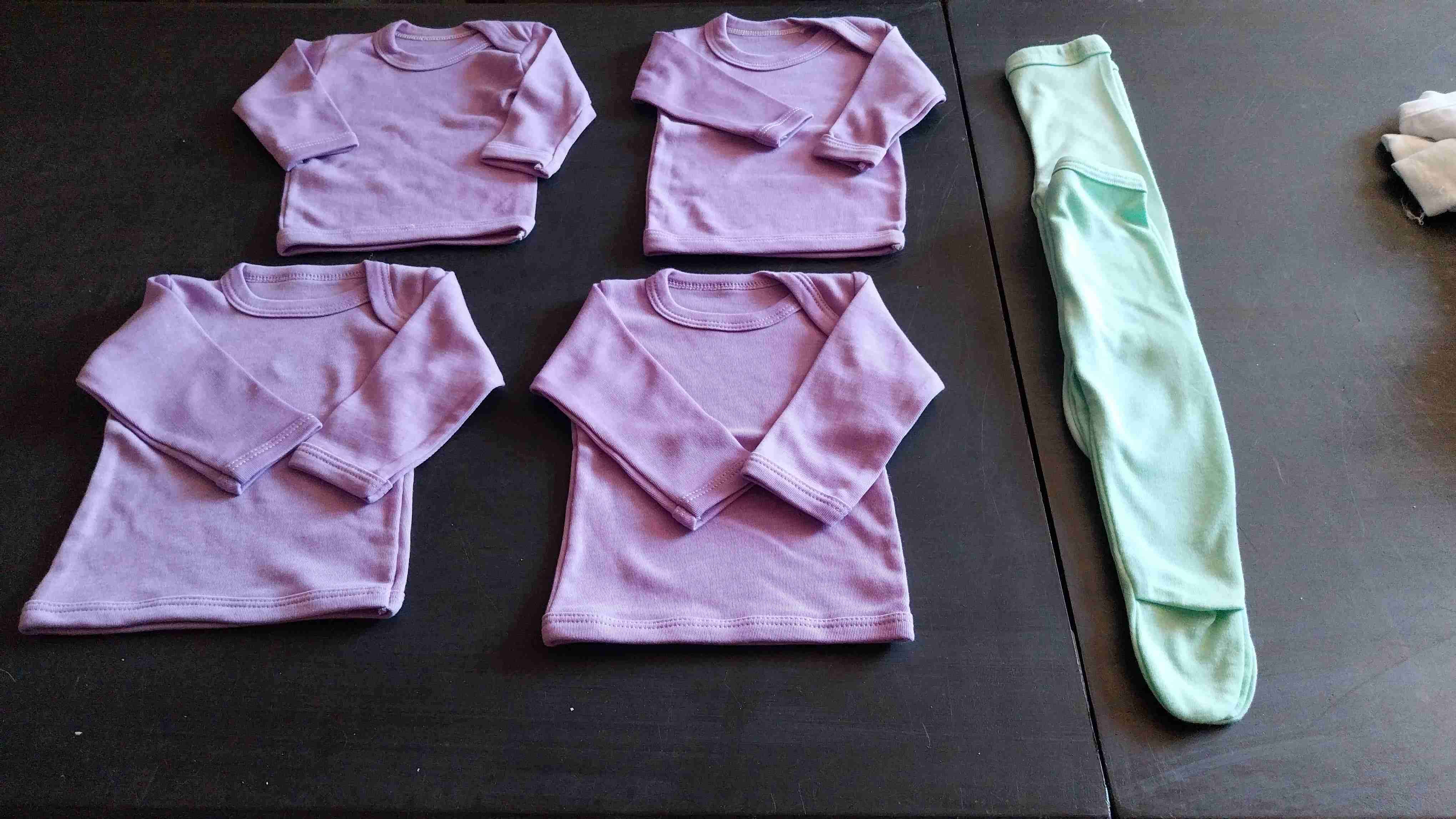 Ropa de bebé color lila y verde  $3000 cada prenda