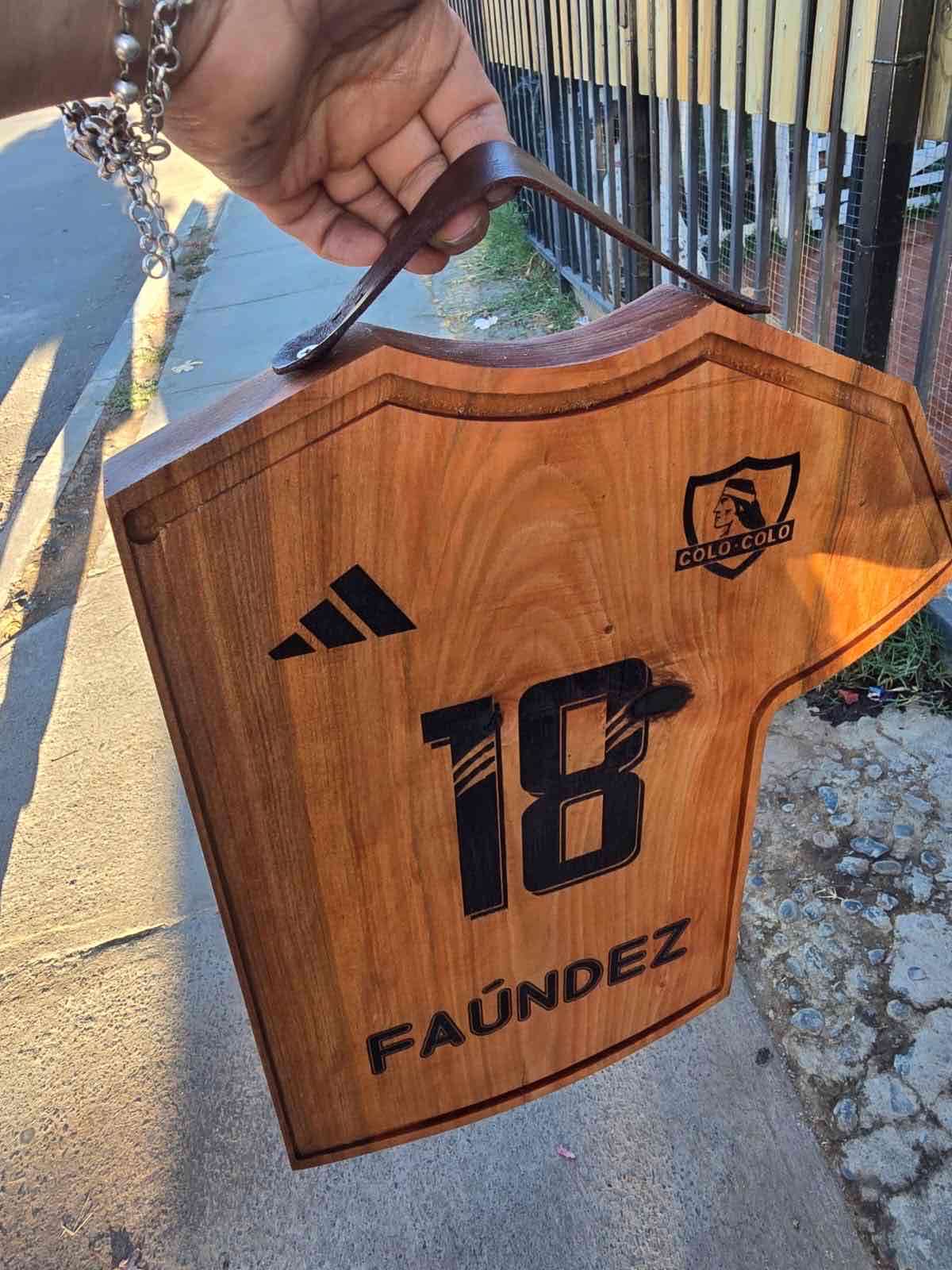 Tabla parrillera tipo camiseta fútbol - miniatura 1