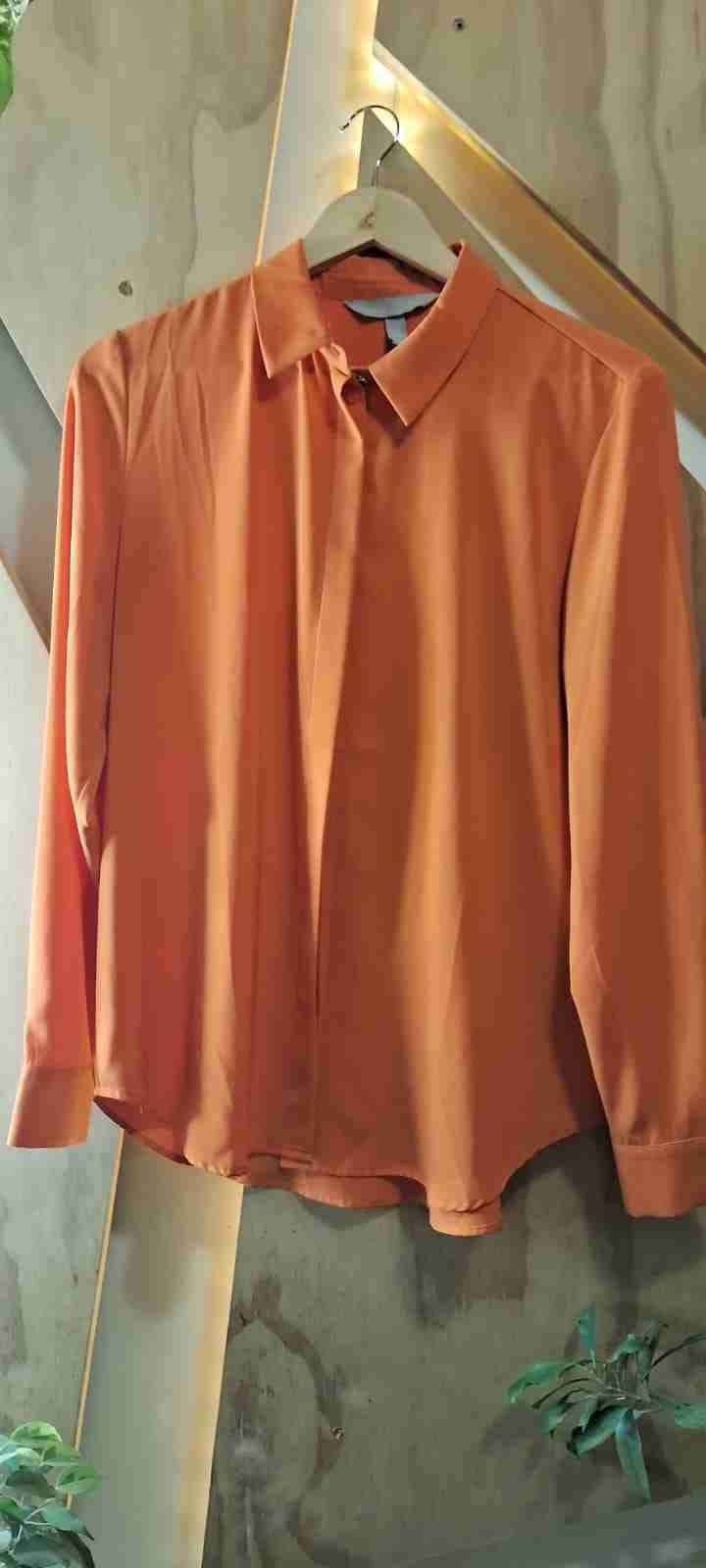 Camisa naranja de mujer