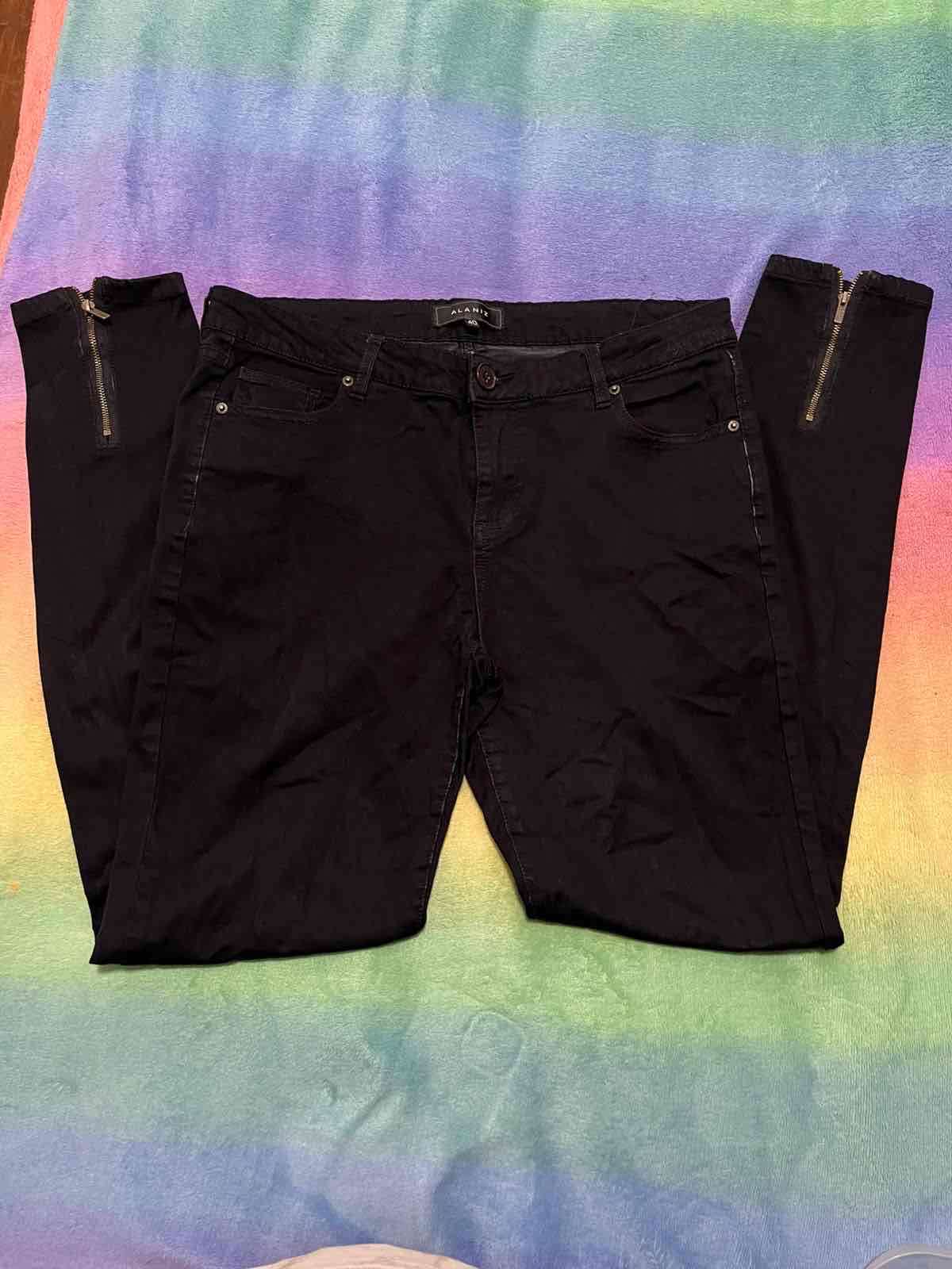 Pantalones negros con cierres laterales