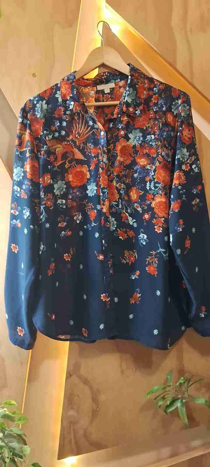 Blusa azul con estampado floral