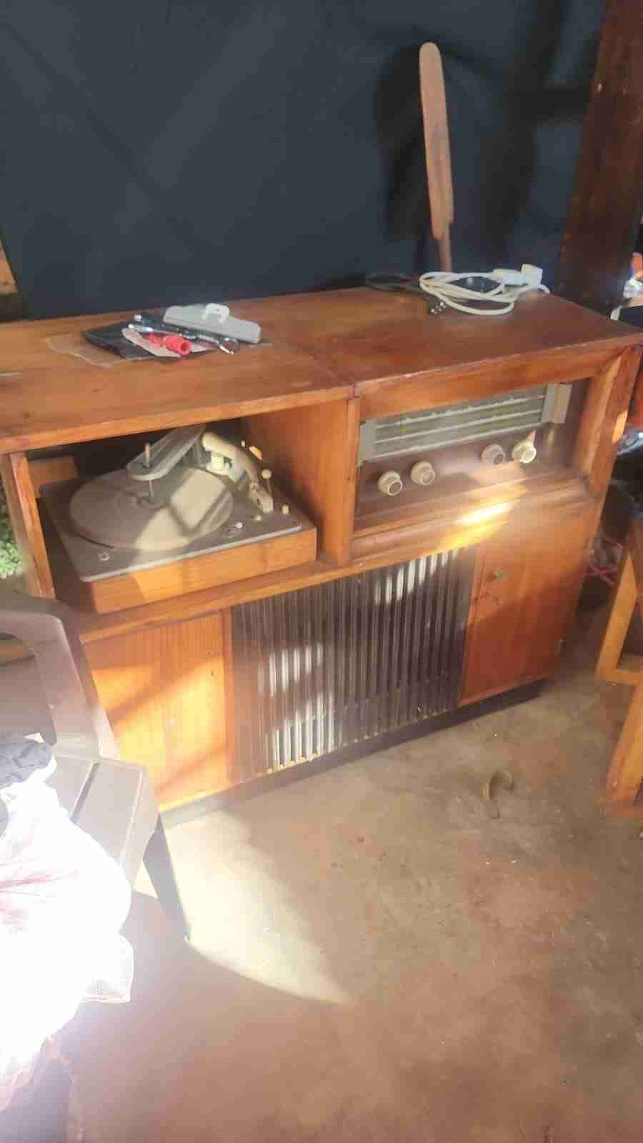 Mueble tocadiscos vintage - miniatura 1