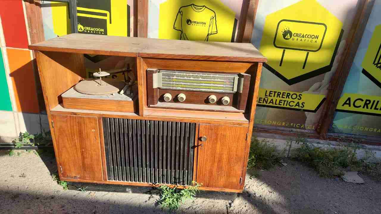 Mueble tocadiscos vintage - miniatura 2