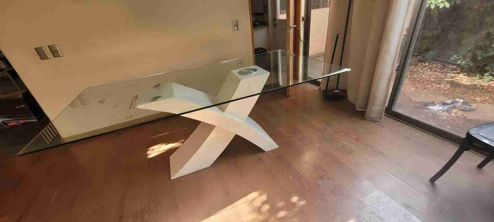 Mesa de vidrio con base blanca en madera