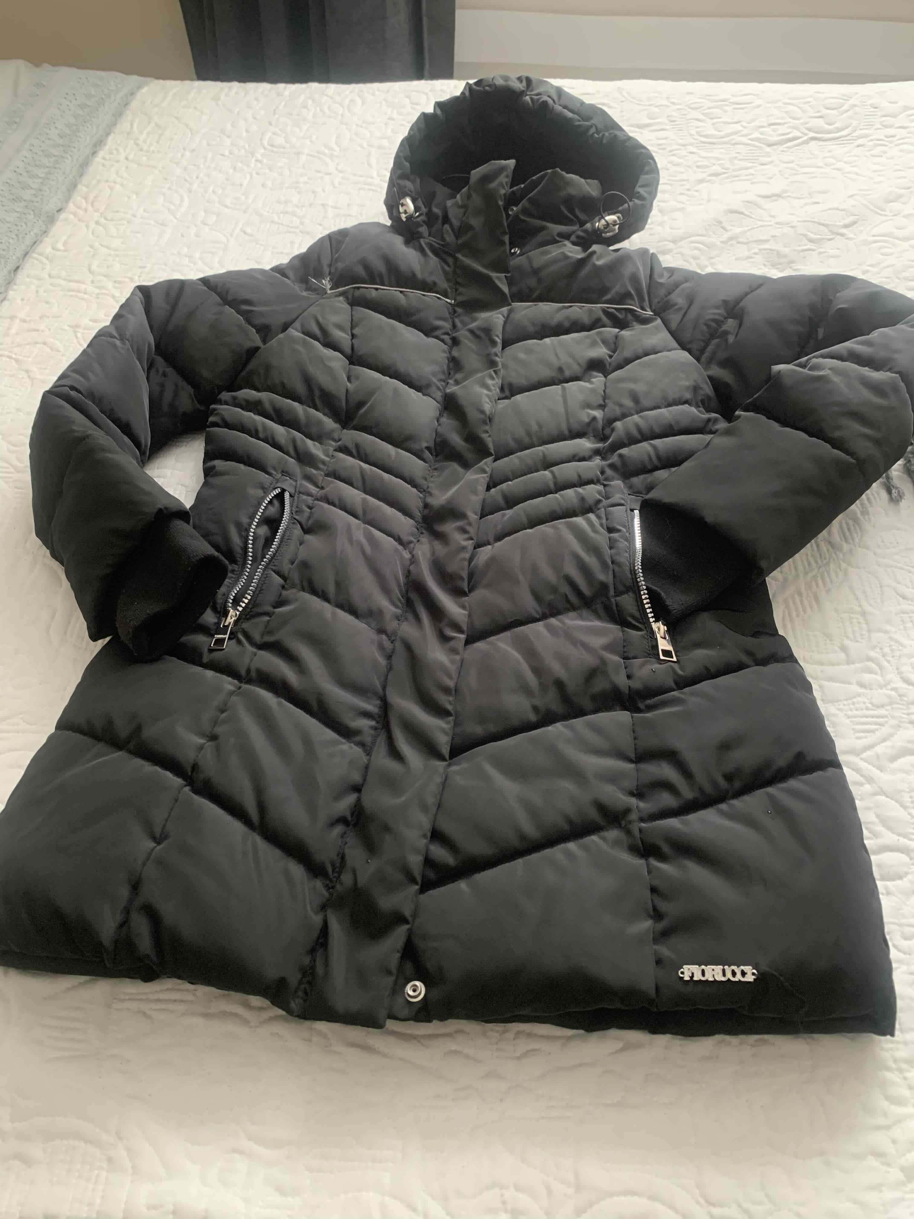 Abrigo negro acolchado con capucha