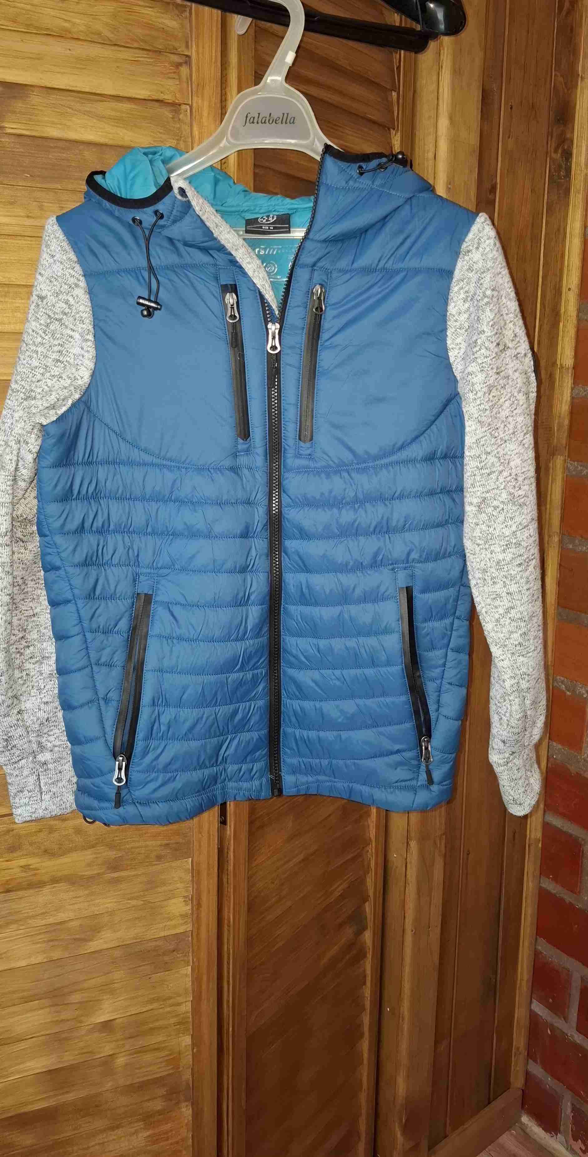 Chaqueta azul con capucha - miniatura 1