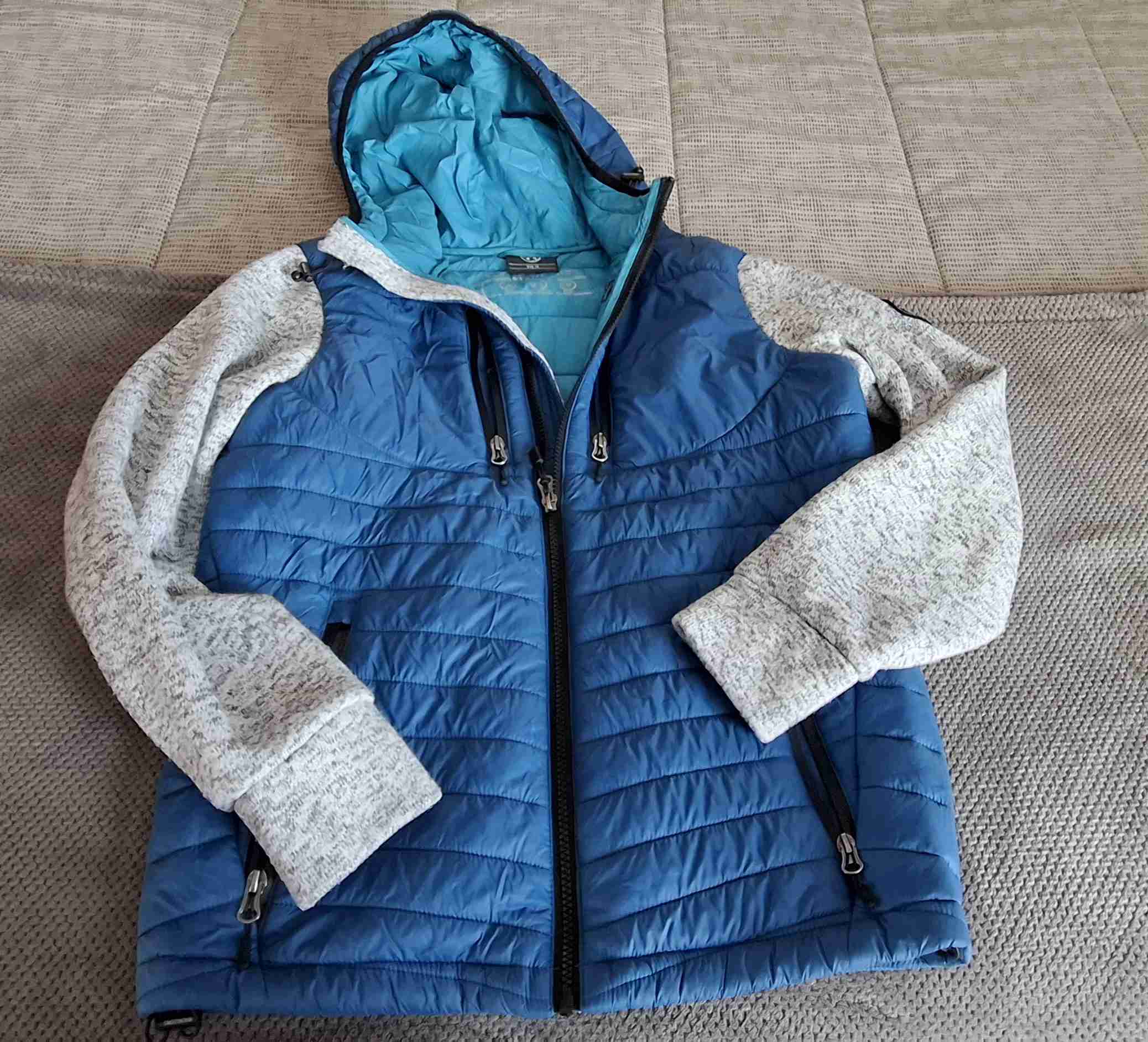 Chaqueta azul con capucha - miniatura 2