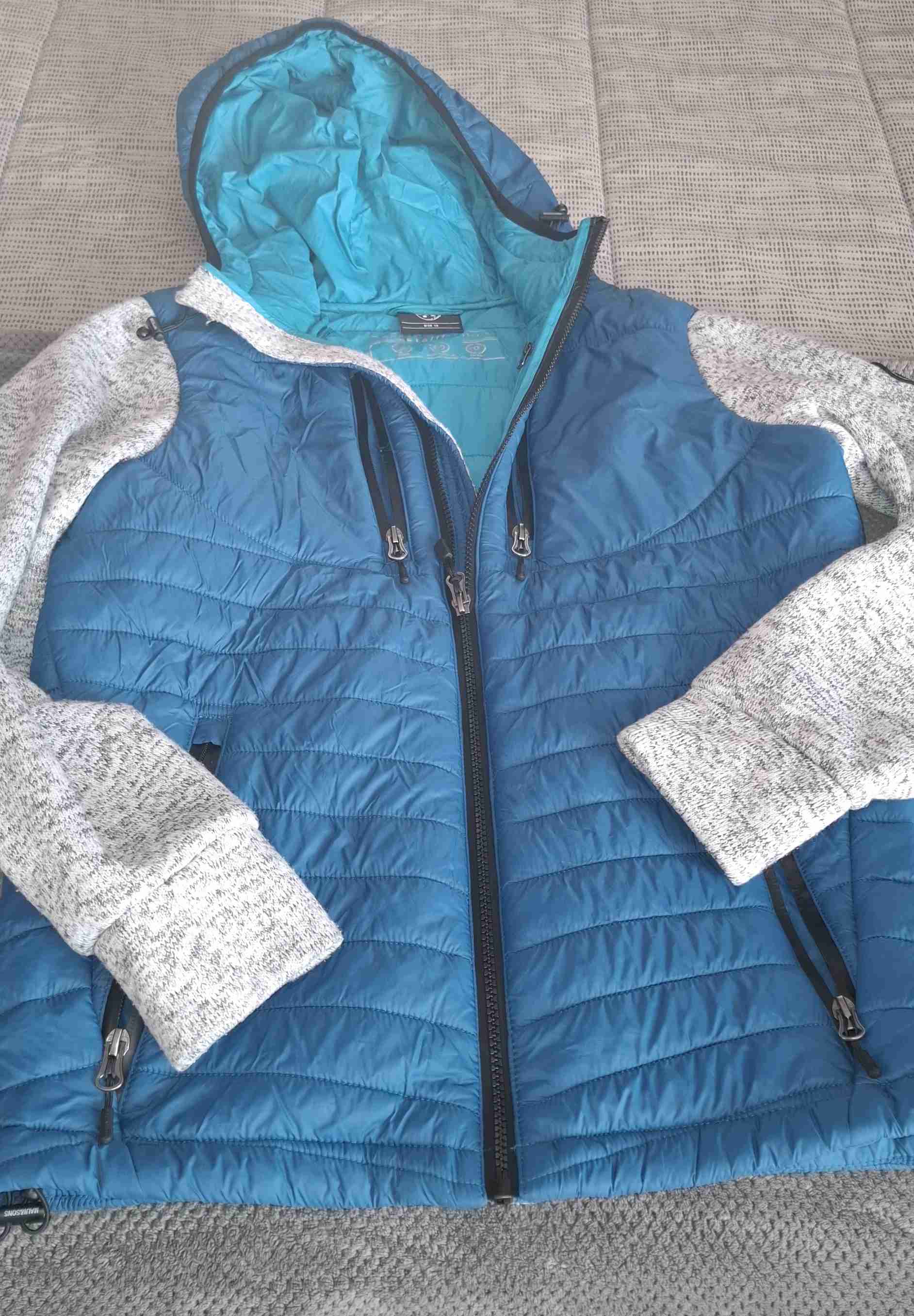 Chaqueta azul con capucha - miniatura 3