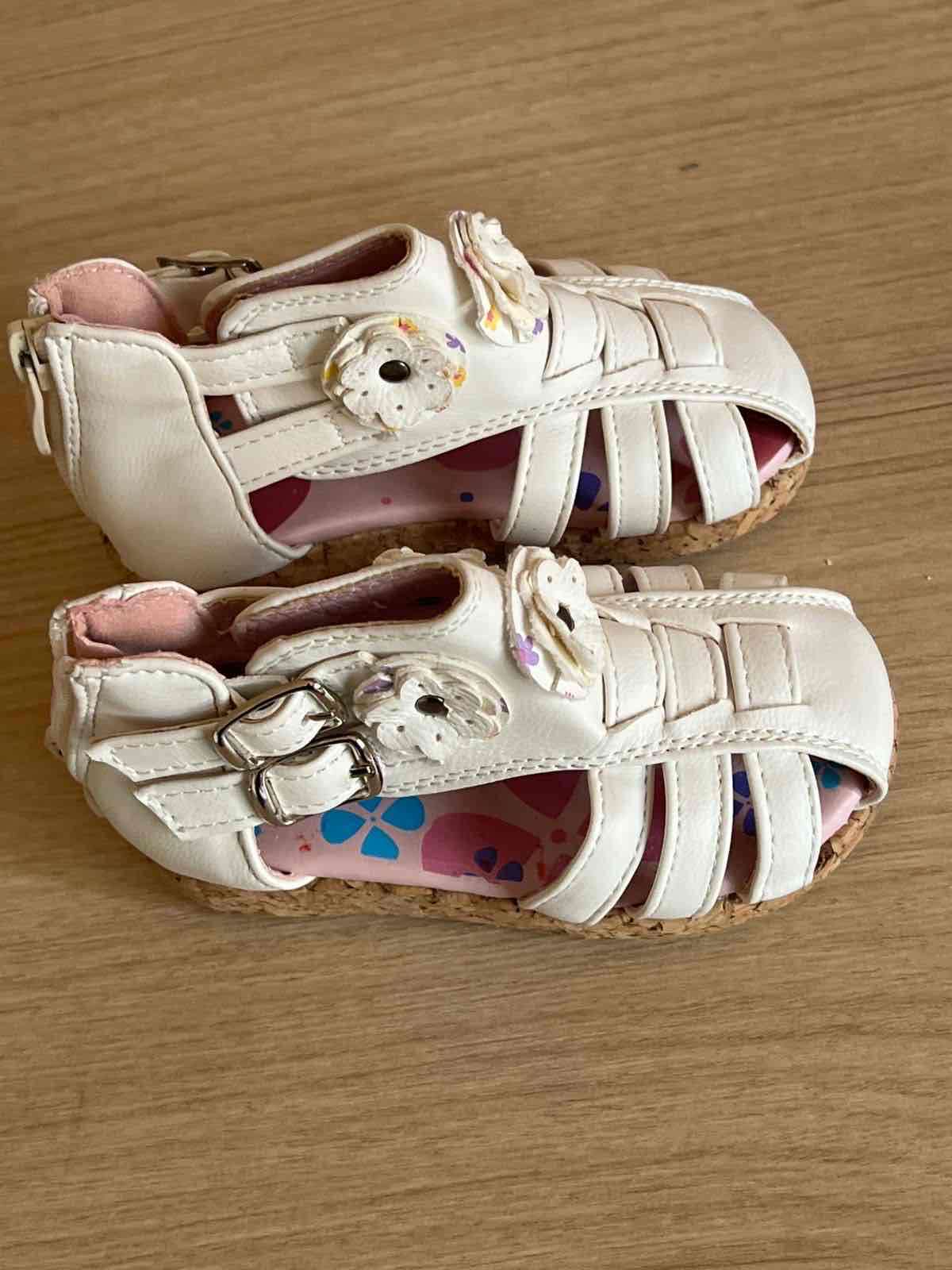 Sandalias blancas de bebé