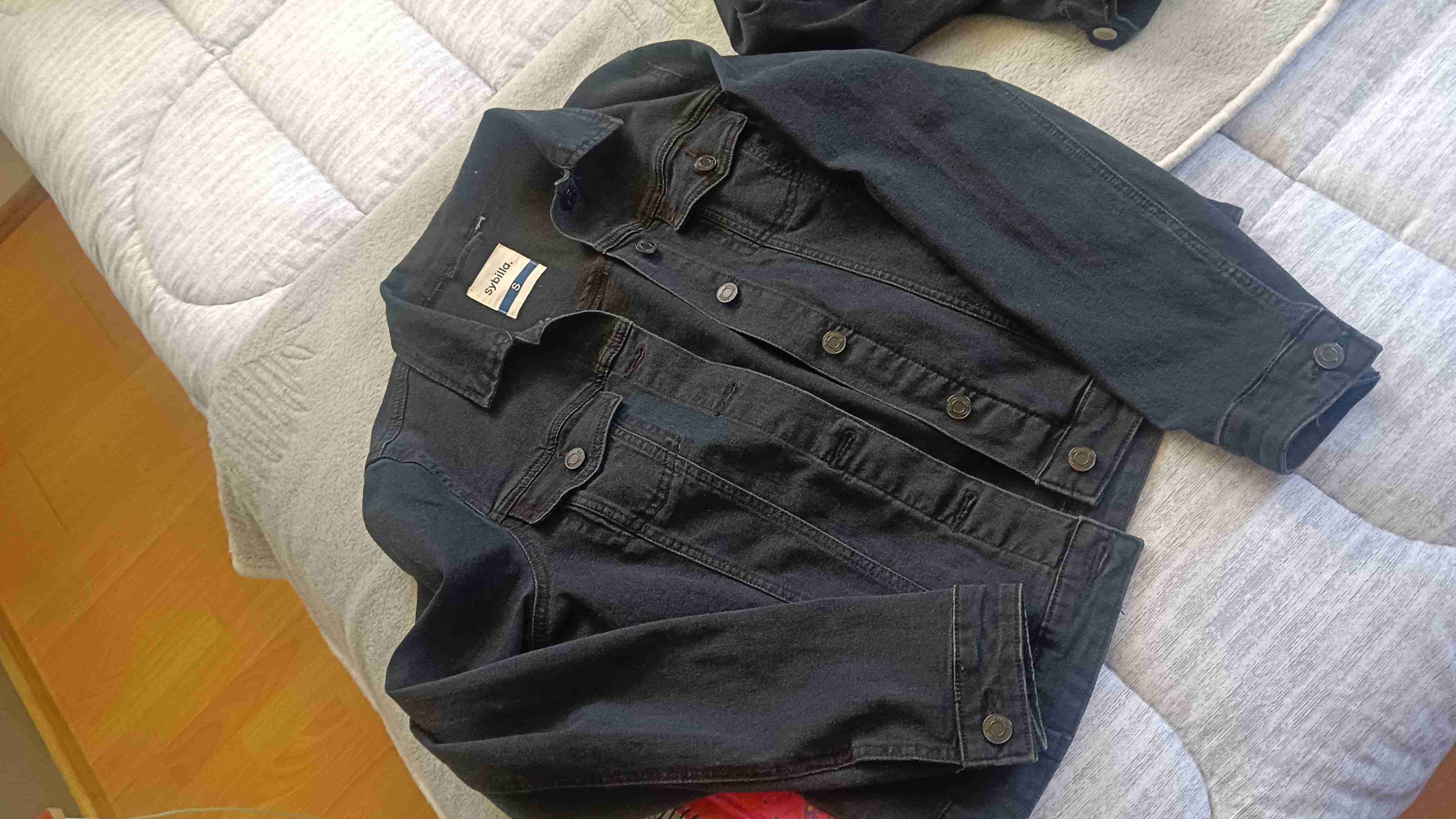 Chaqueta negra de mezclilla