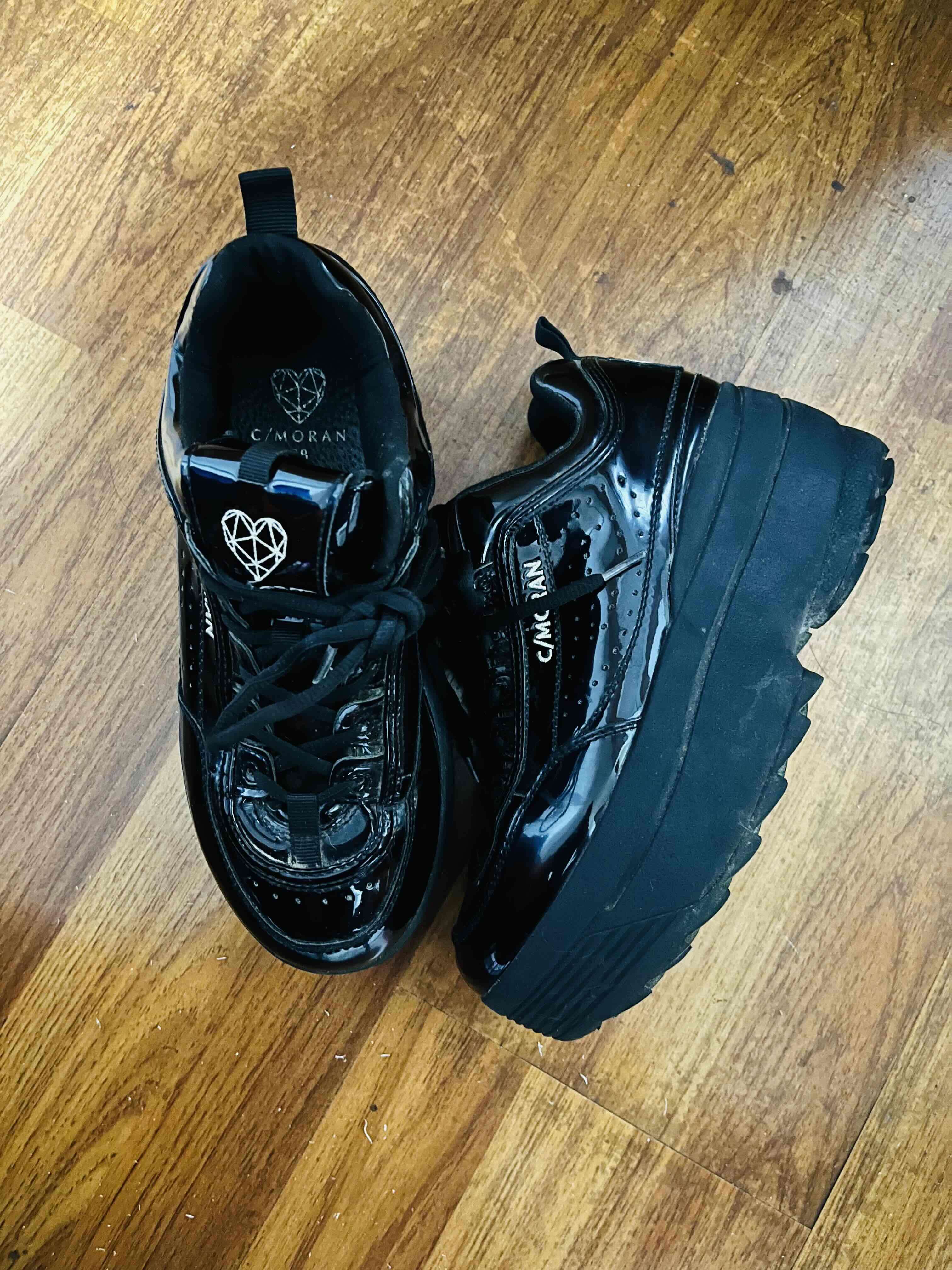 Zapatillas negras brillantes cmoran