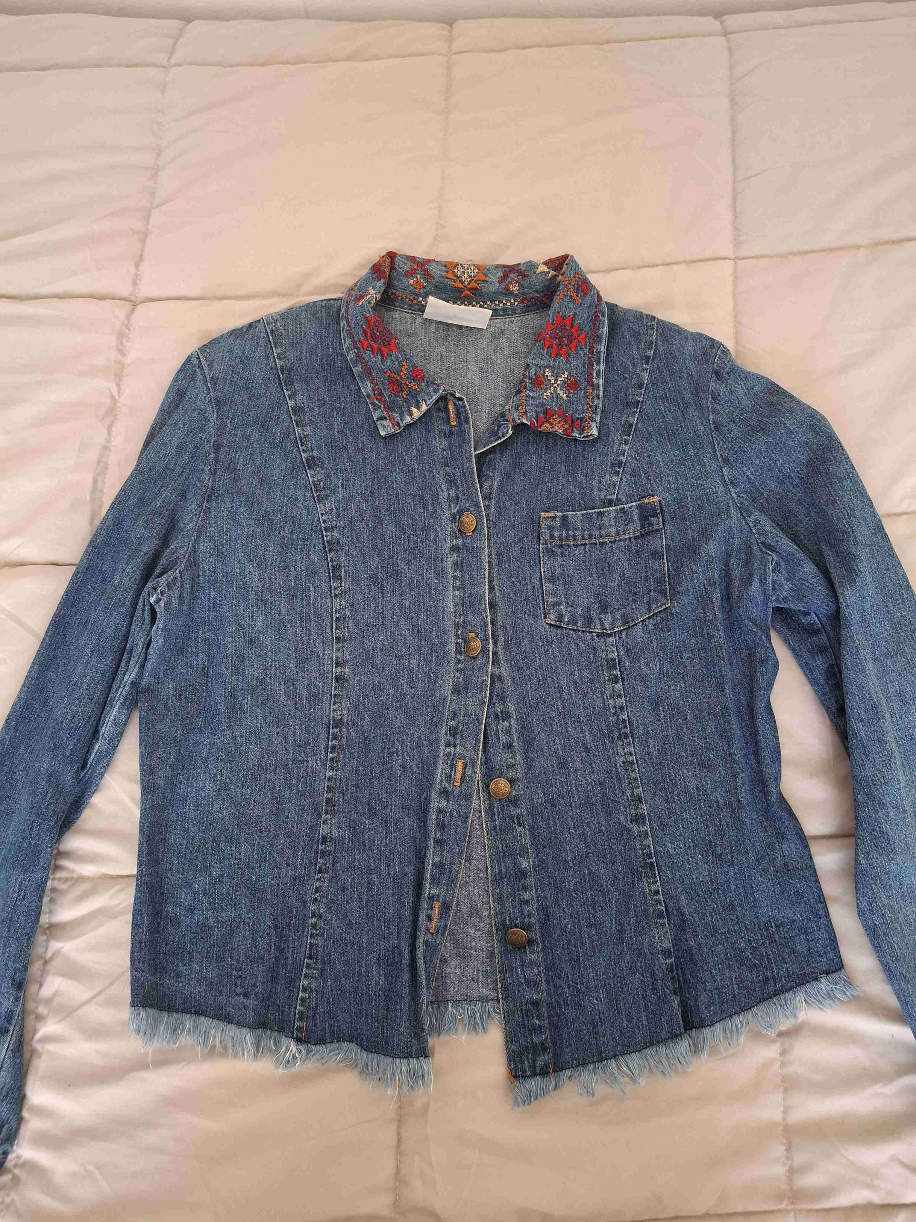 Chaqueta de mezclilla bordada