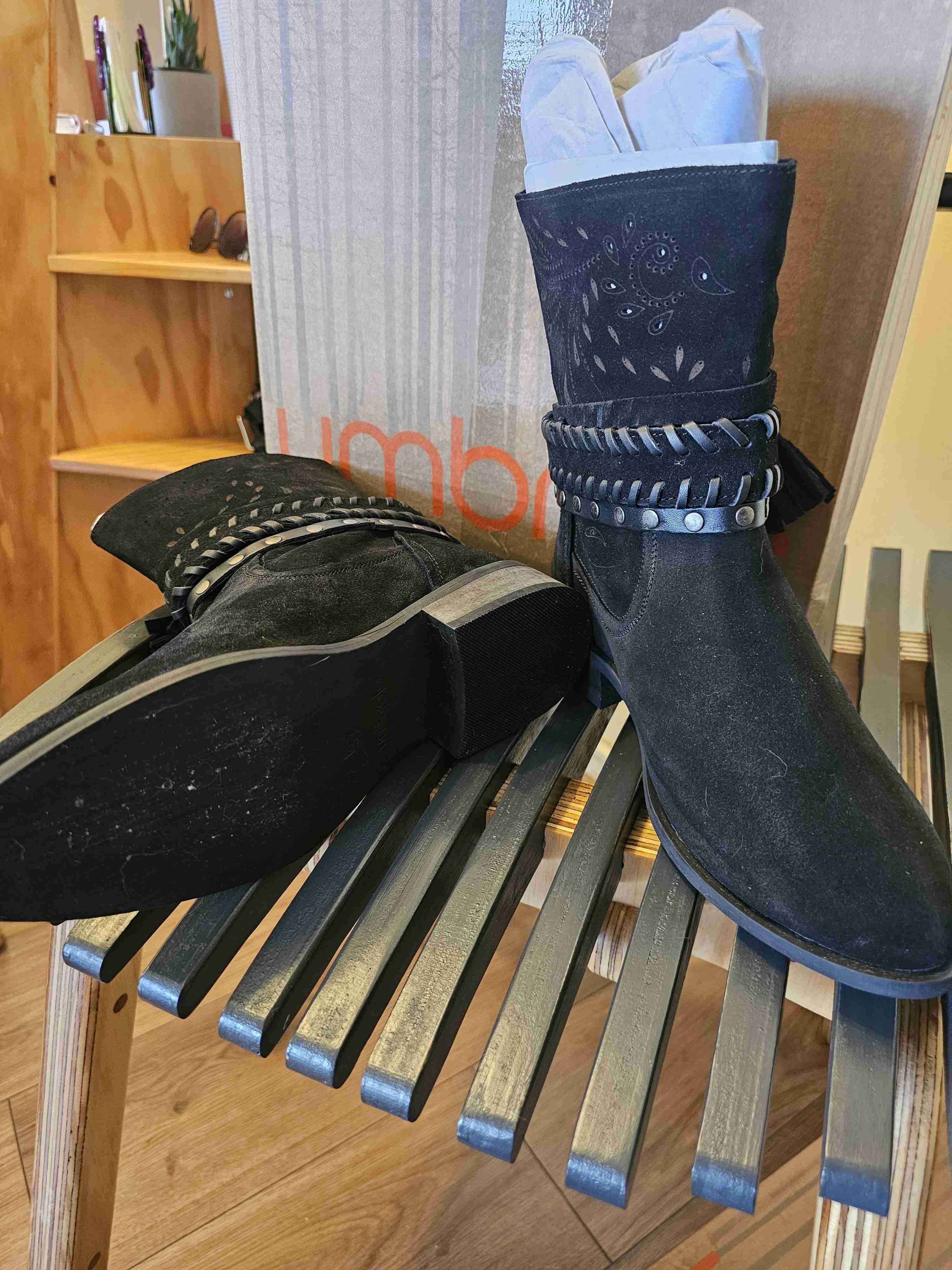 Botas negras con detalles bordados - miniatura 3