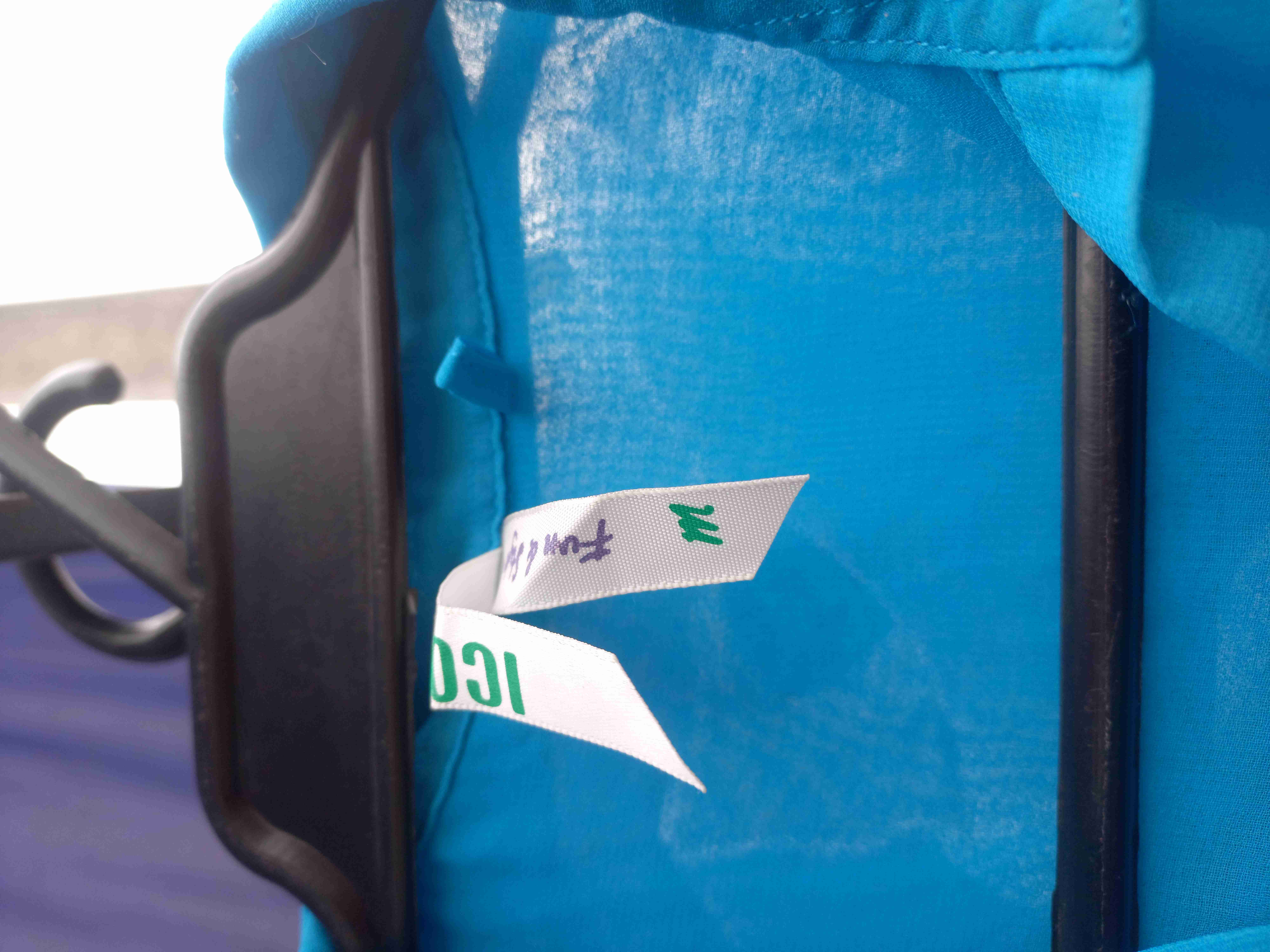 Blusa azul sin mangas - miniatura 2