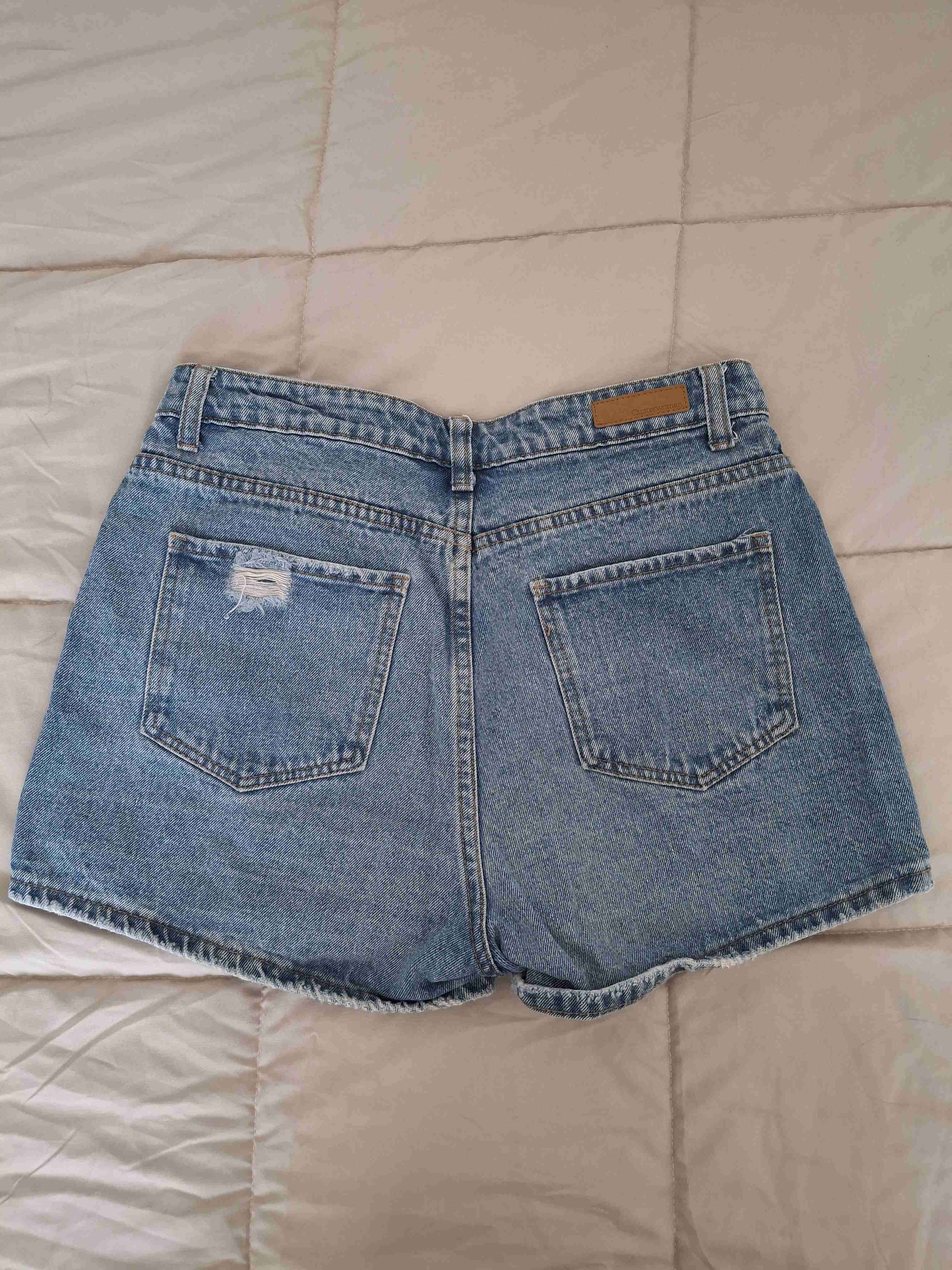 Falda short corta de mezclilla desgastada - miniatura 2