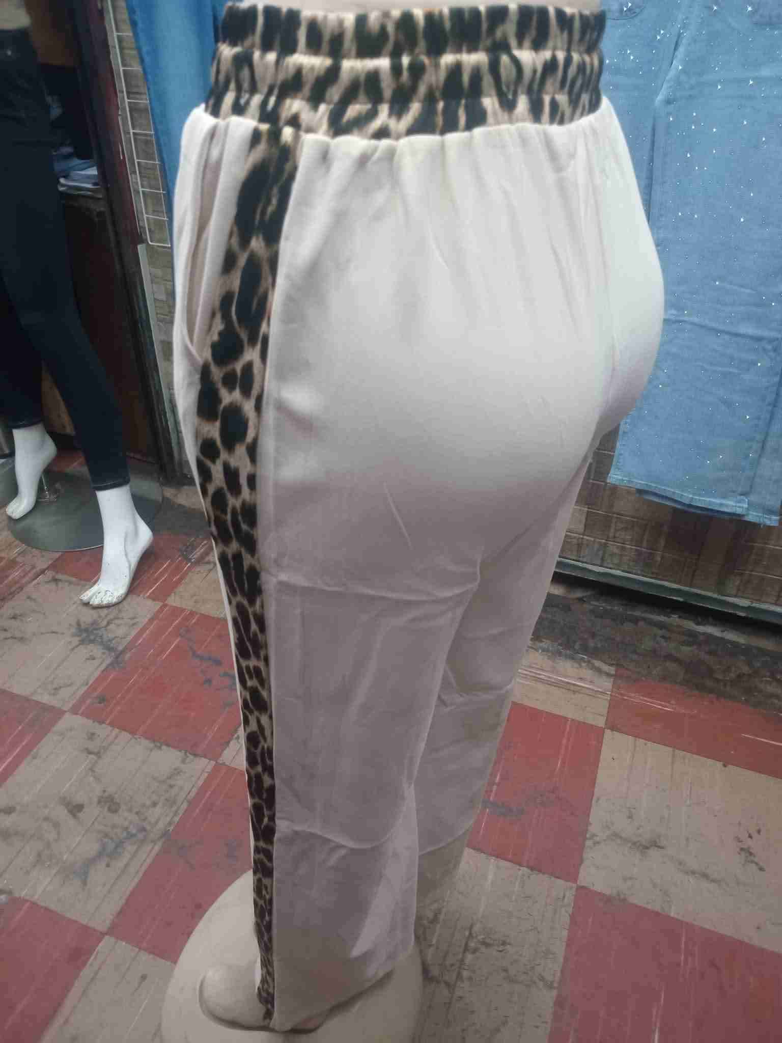Pantalones blancos con cintura animal print - miniatura 2
