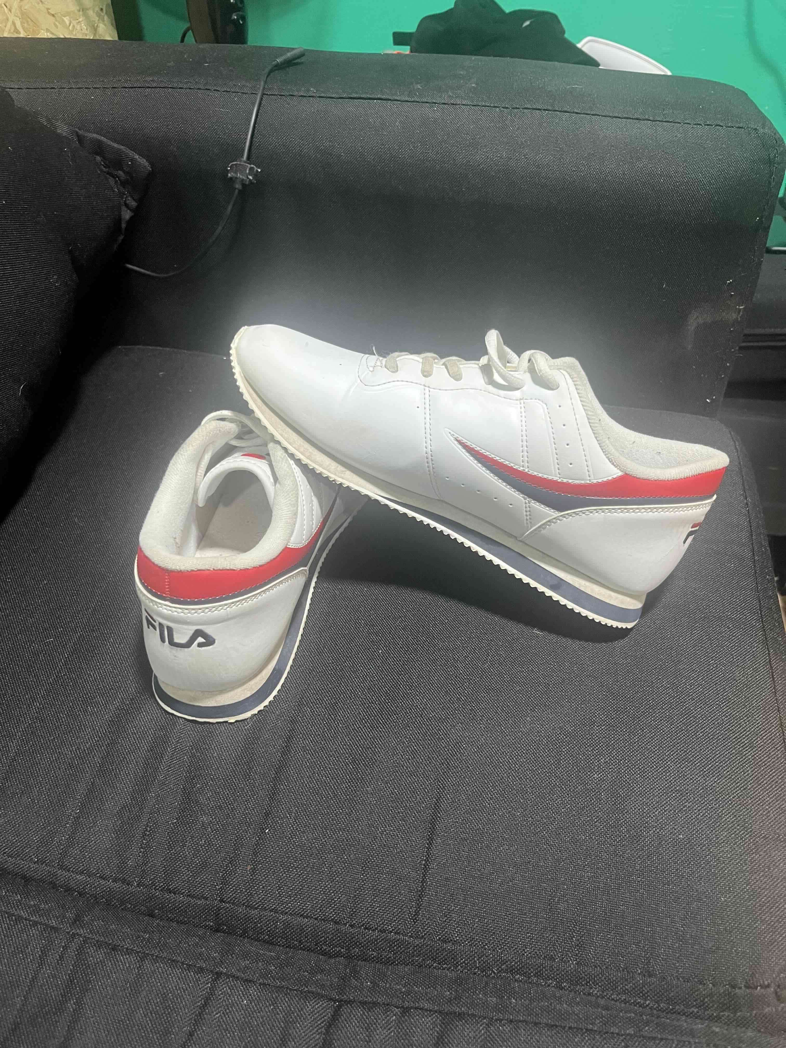 Zapatillas Fila blancas y rojas - miniatura 1