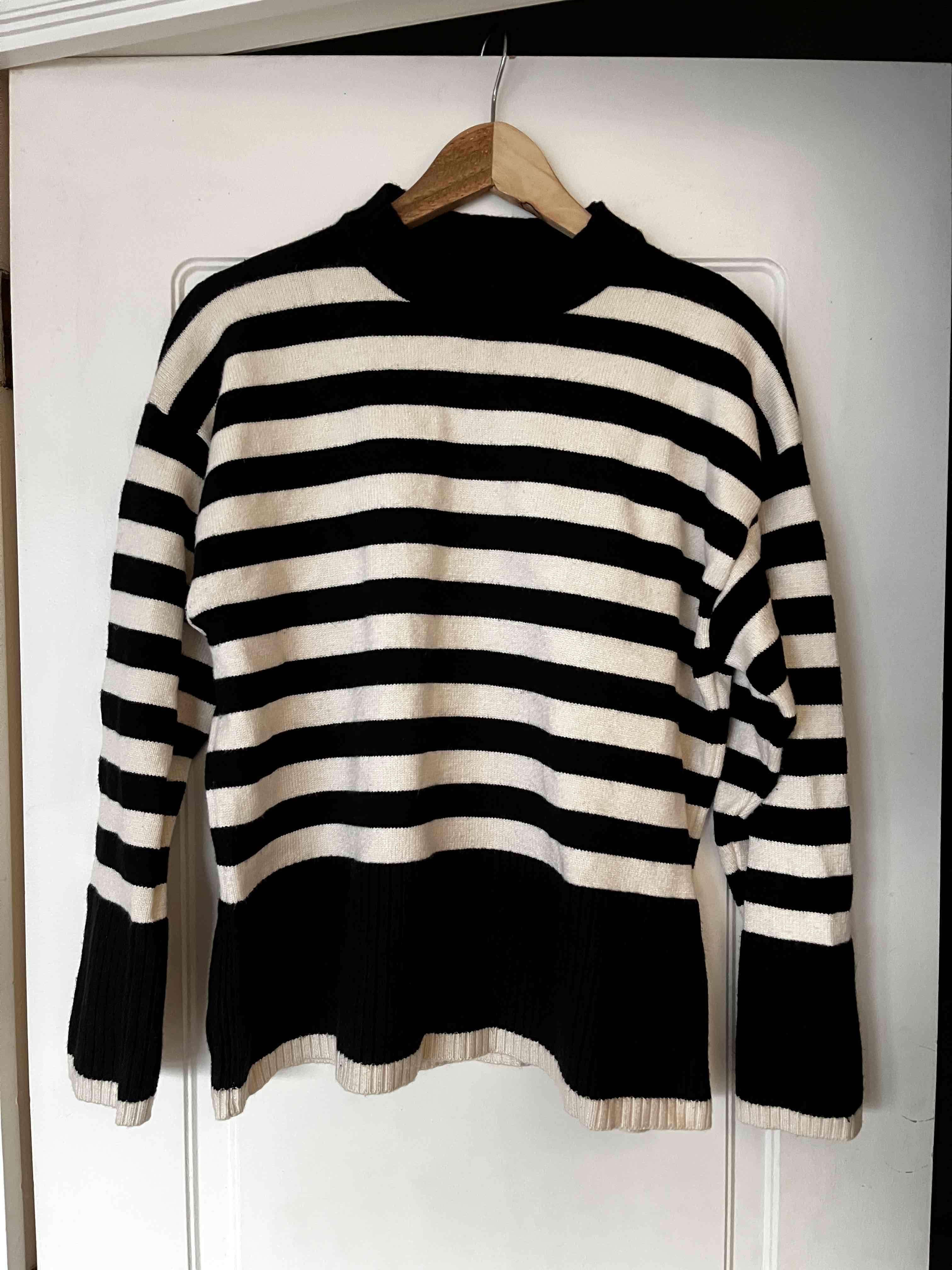 Suéter rayado blanco y negro