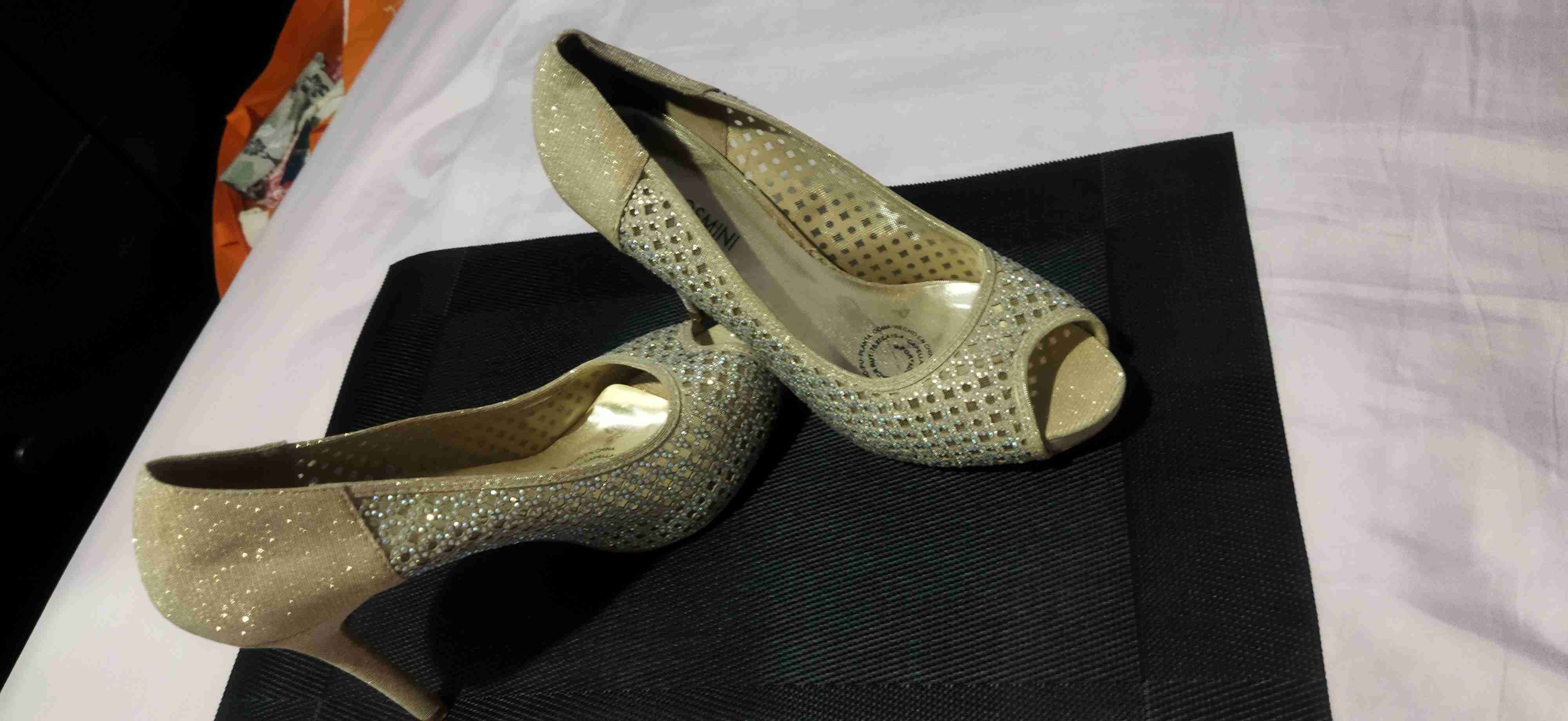 Zapatos de tacón dorados con brillo - miniatura 1