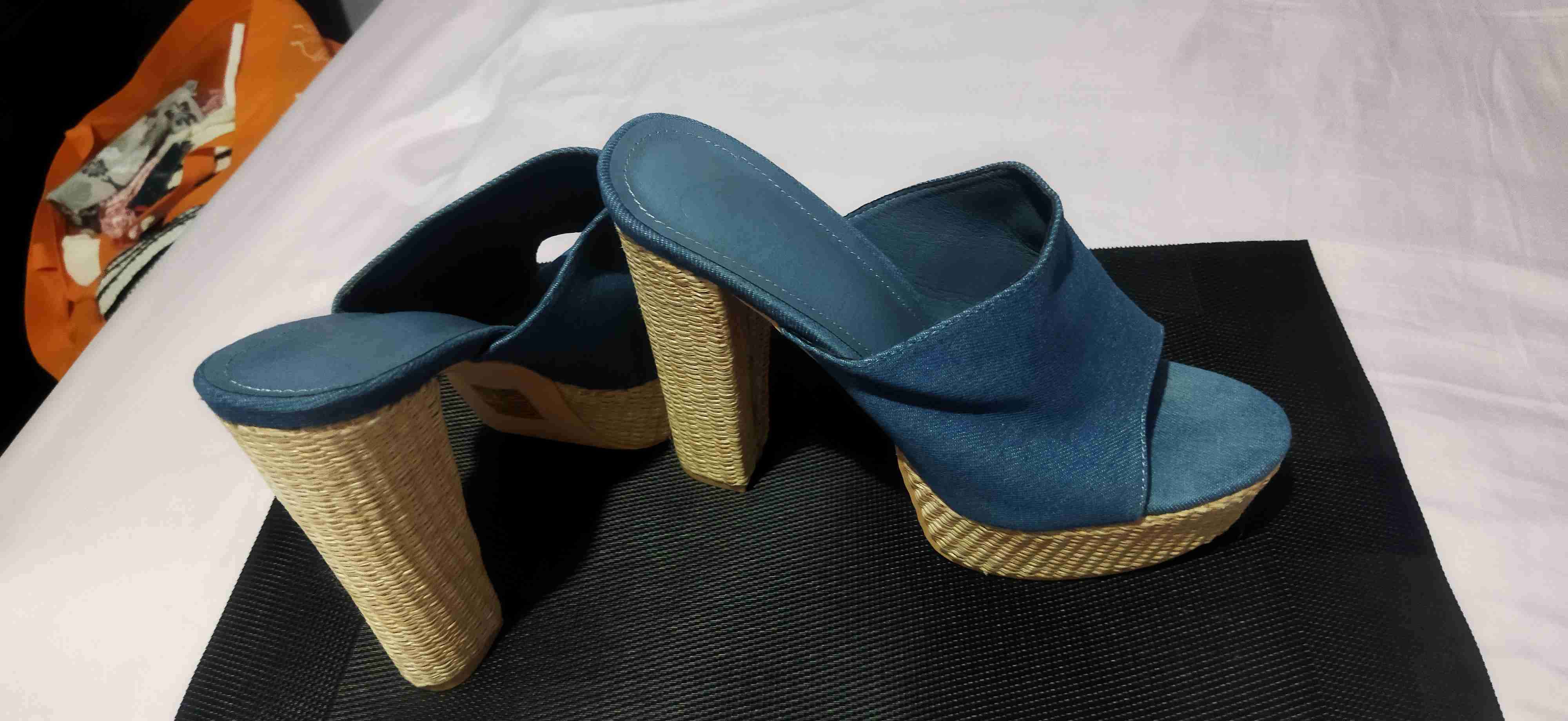 Zapatos de tacón dorados con brillo - miniatura 2