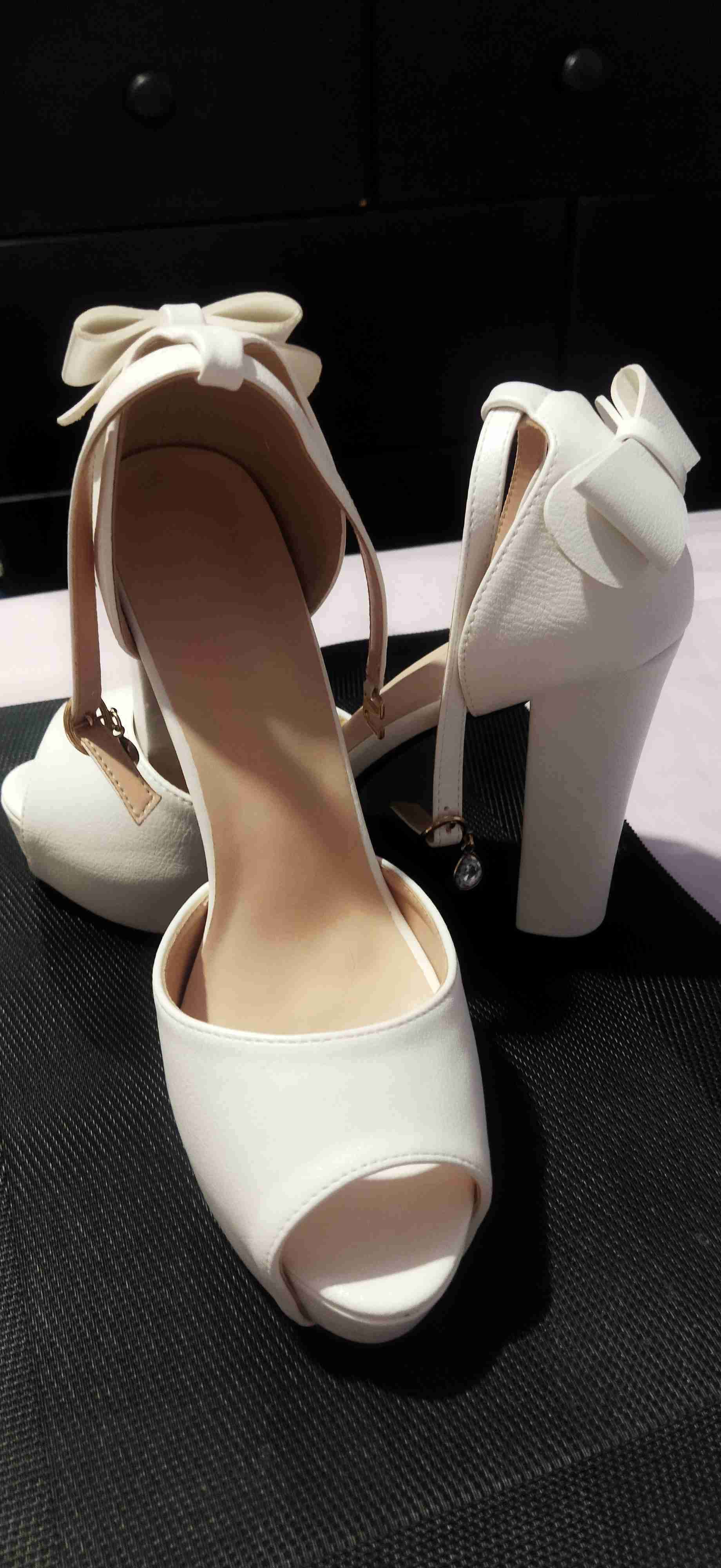 Zapatos de tacón dorados con brillo - miniatura 4