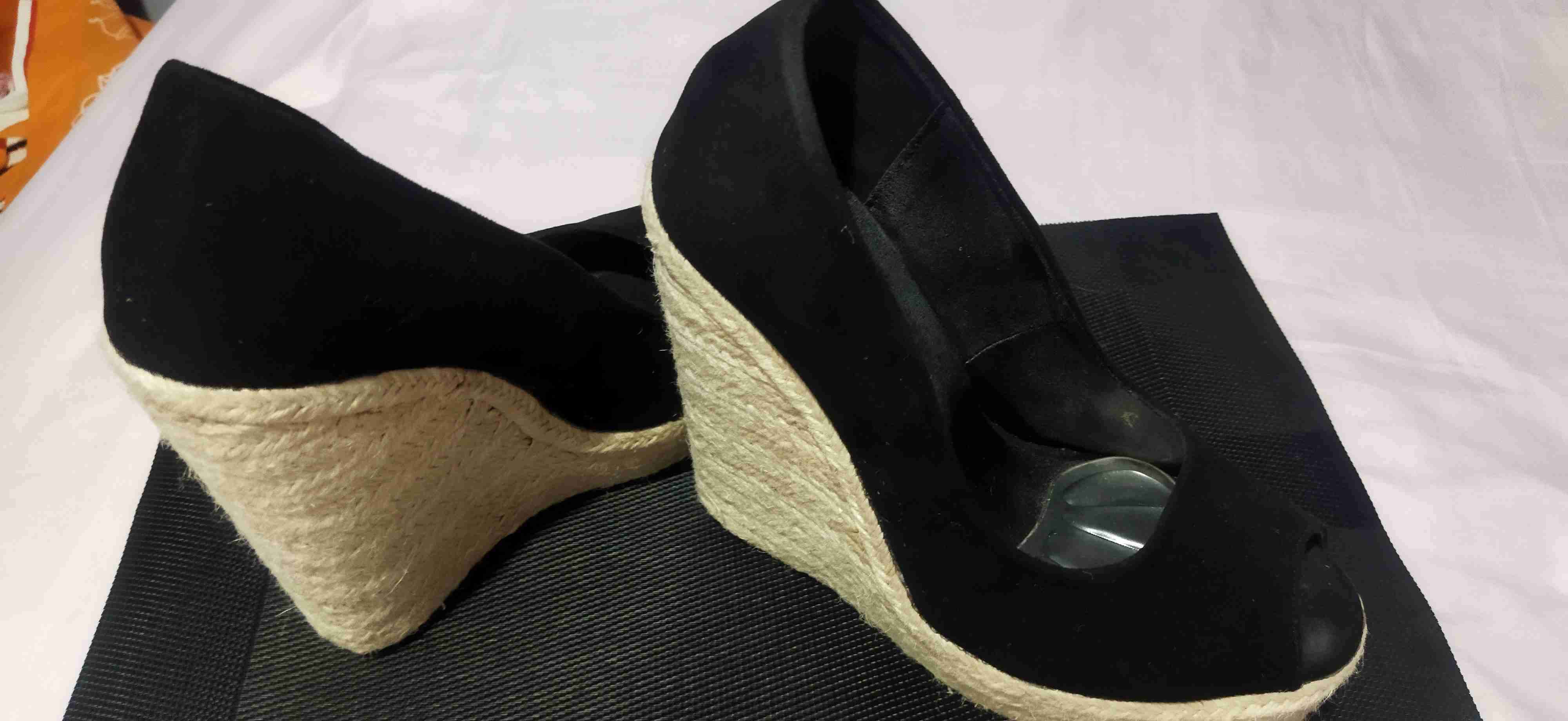 Zapatos cuña negros con plataforma