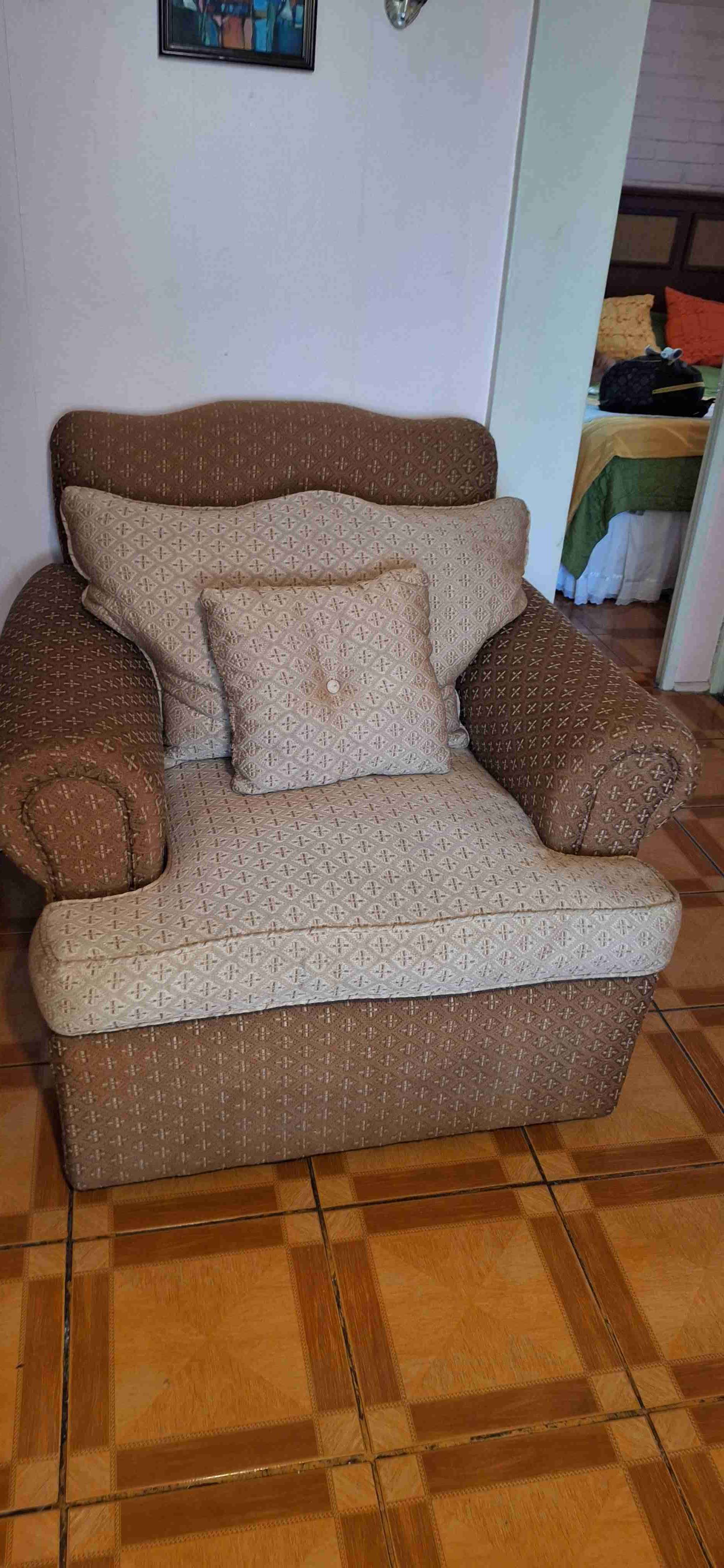 Sillón beige con cojines - miniatura 3
