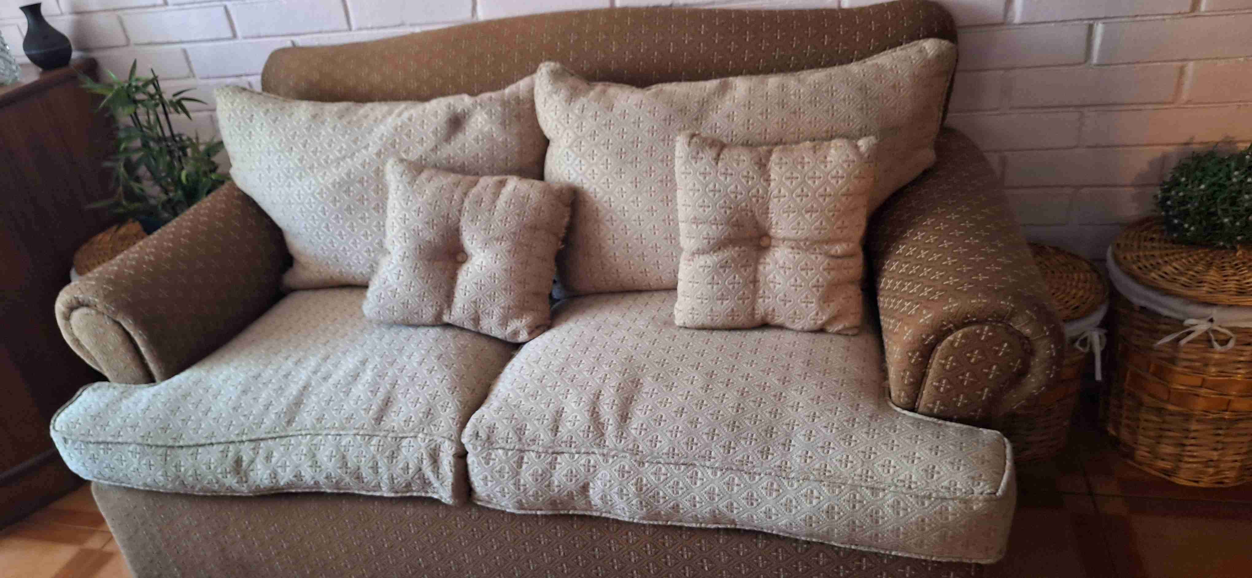 Sillón beige con cojines - miniatura 4