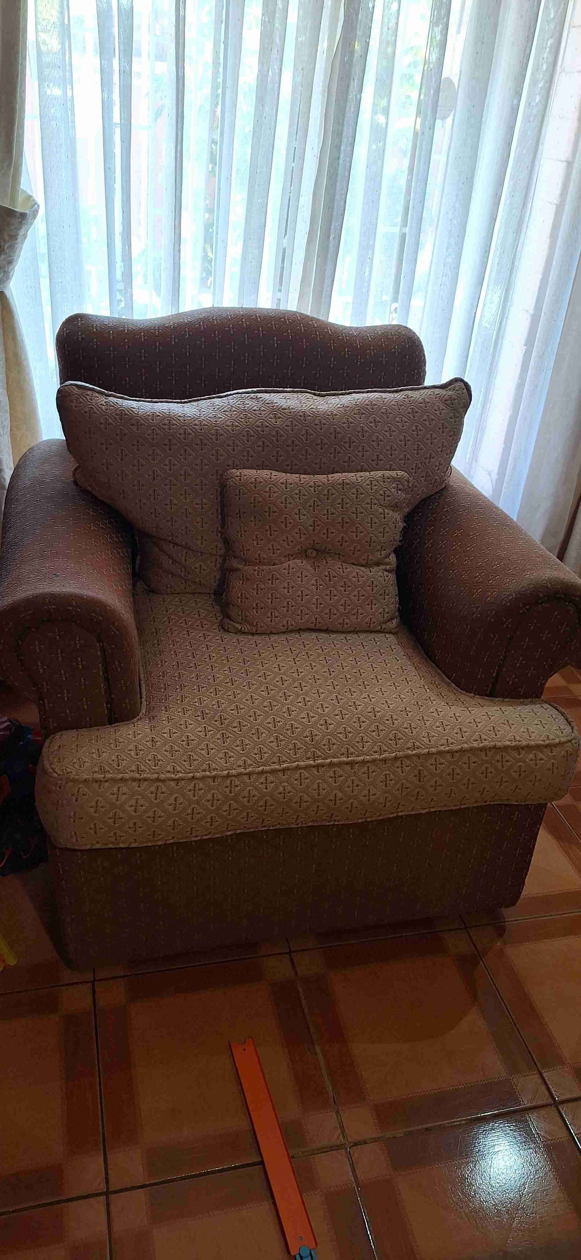 Sillón beige con cojines - miniatura 5