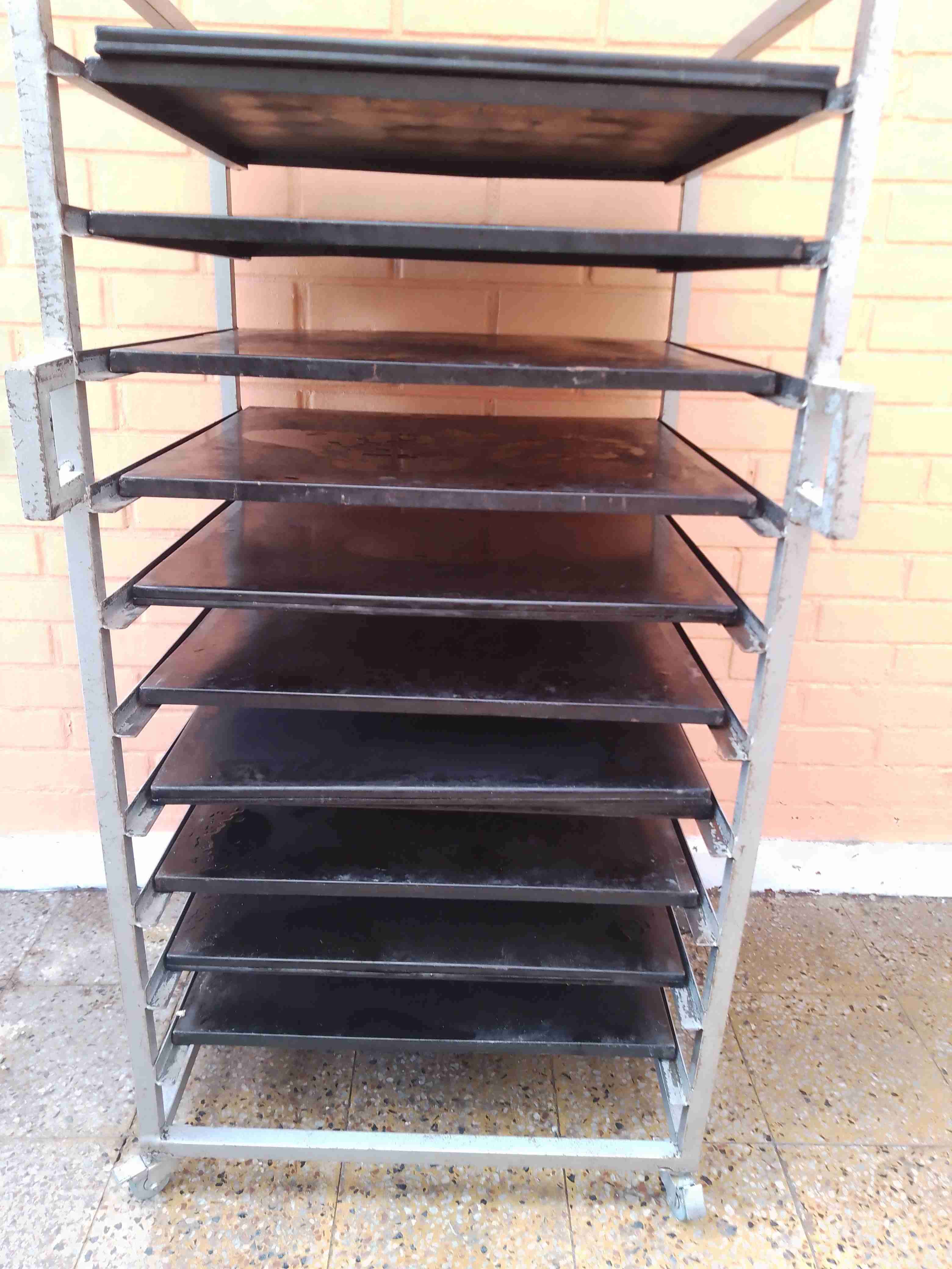 Carro de bandejas metálico para panadería - miniatura 1