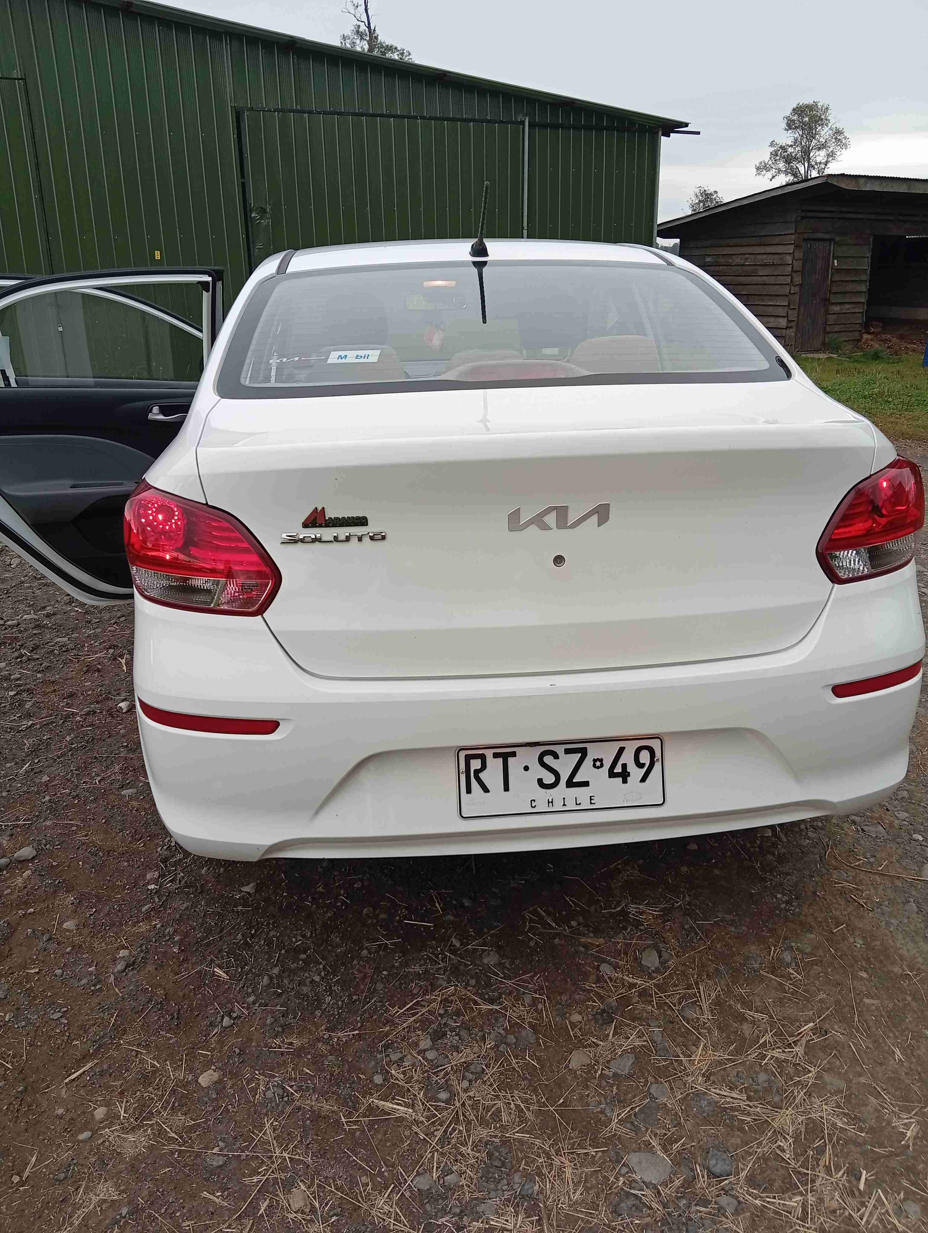 Auto Kia Soluto blanco - miniatura 1