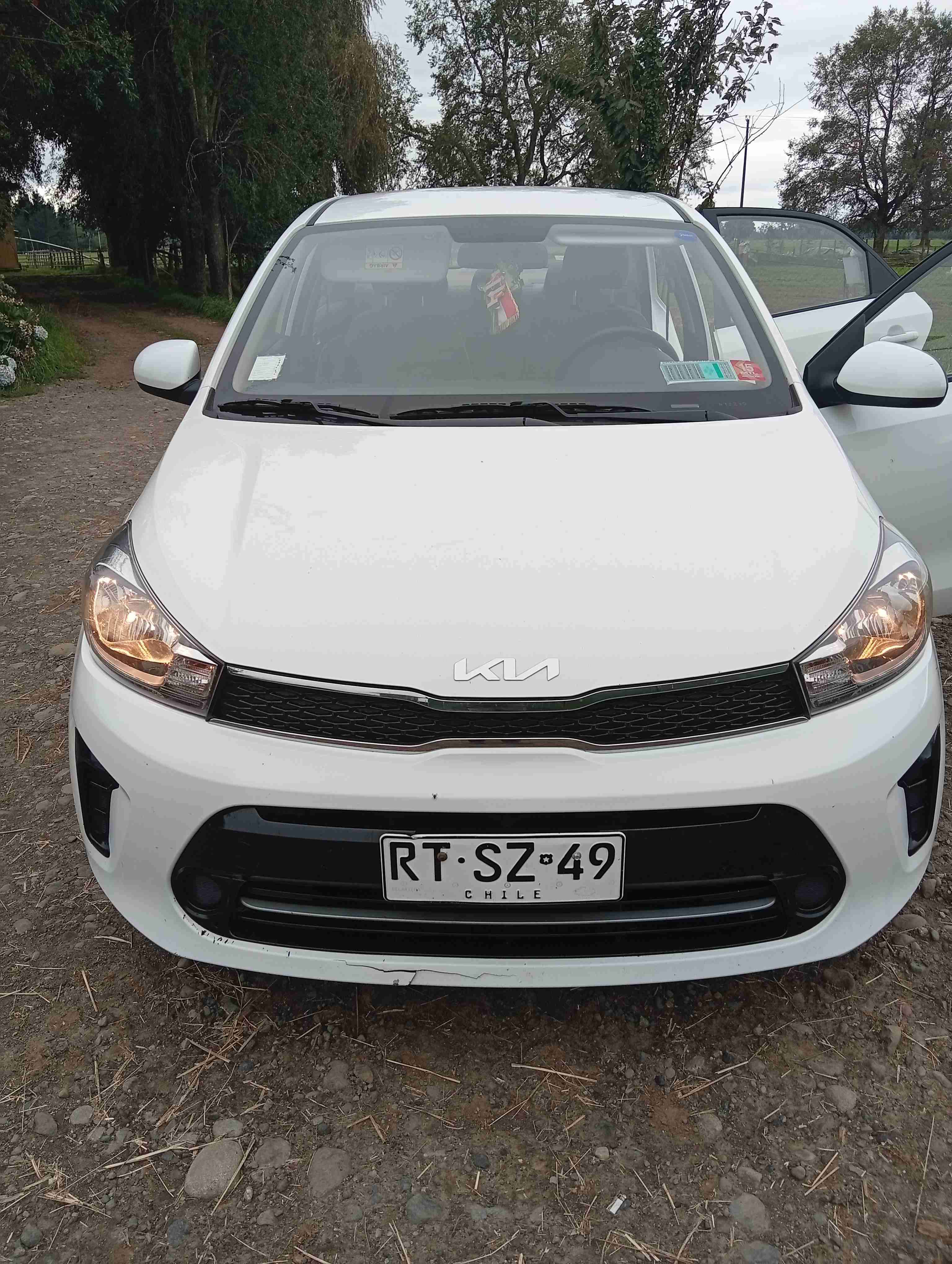 Auto Kia Soluto blanco - miniatura 2