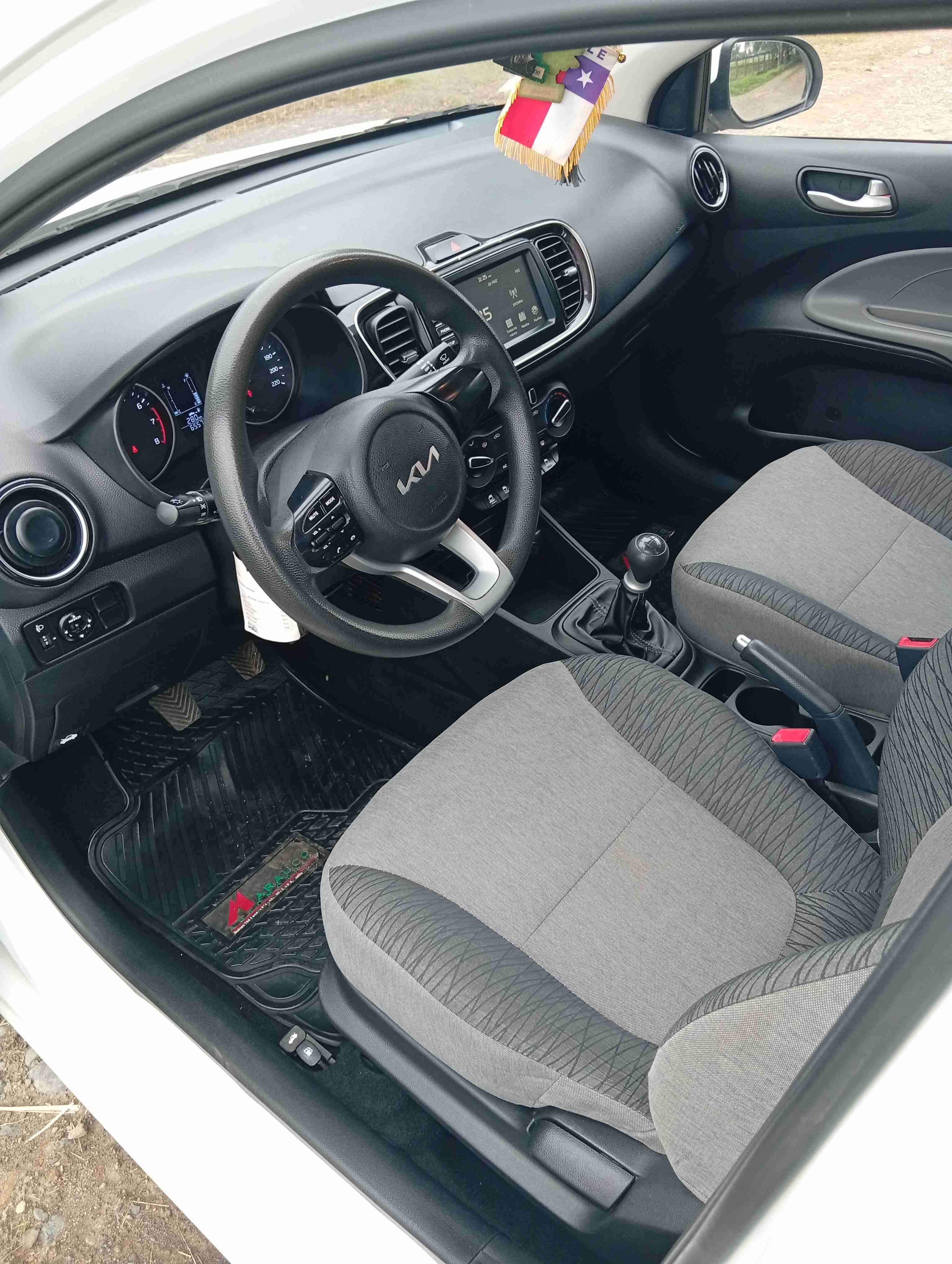 Auto Kia Soluto blanco - miniatura 3