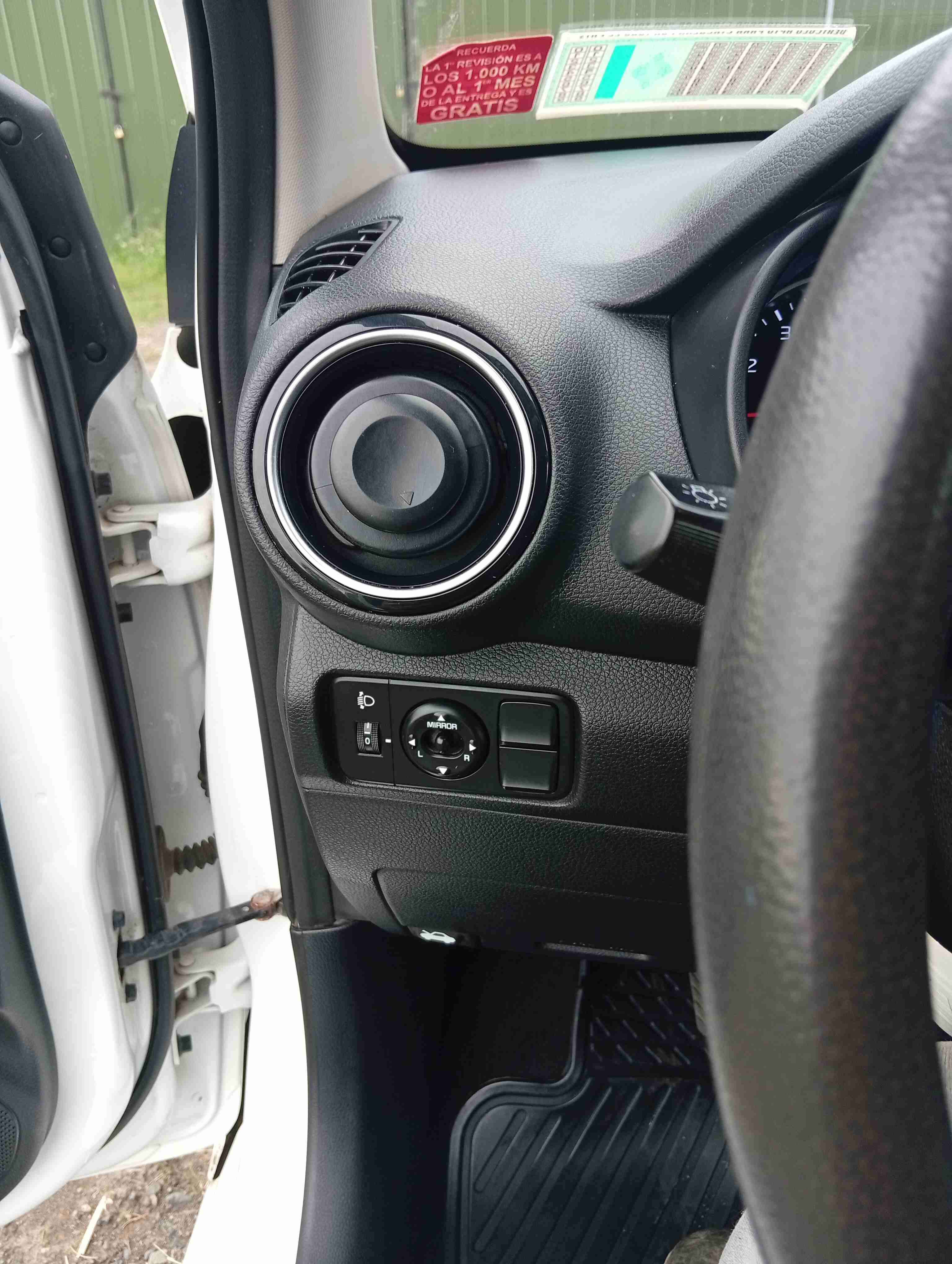 Auto Kia Soluto blanco - miniatura 4