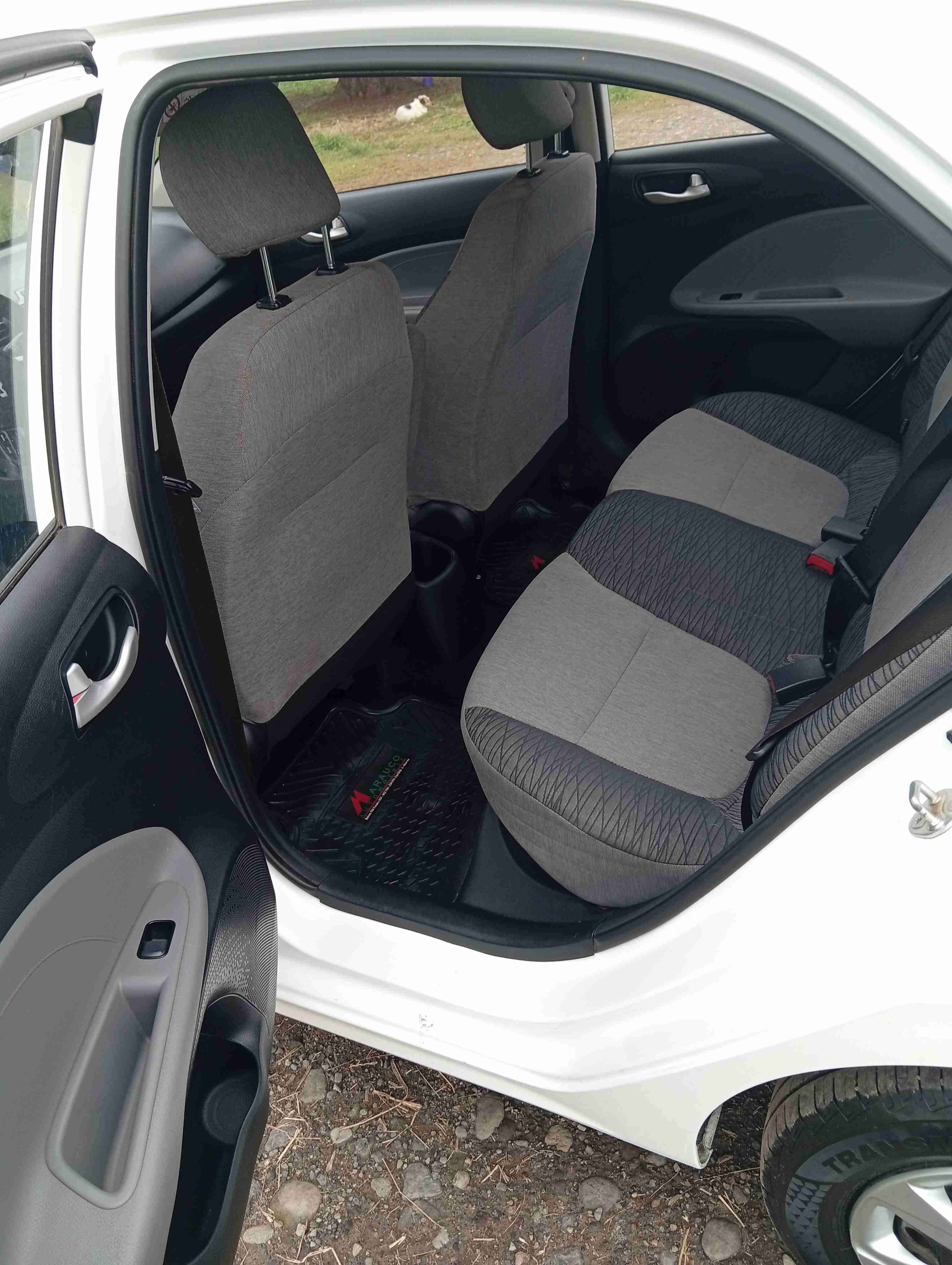 Auto Kia Soluto blanco - miniatura 5