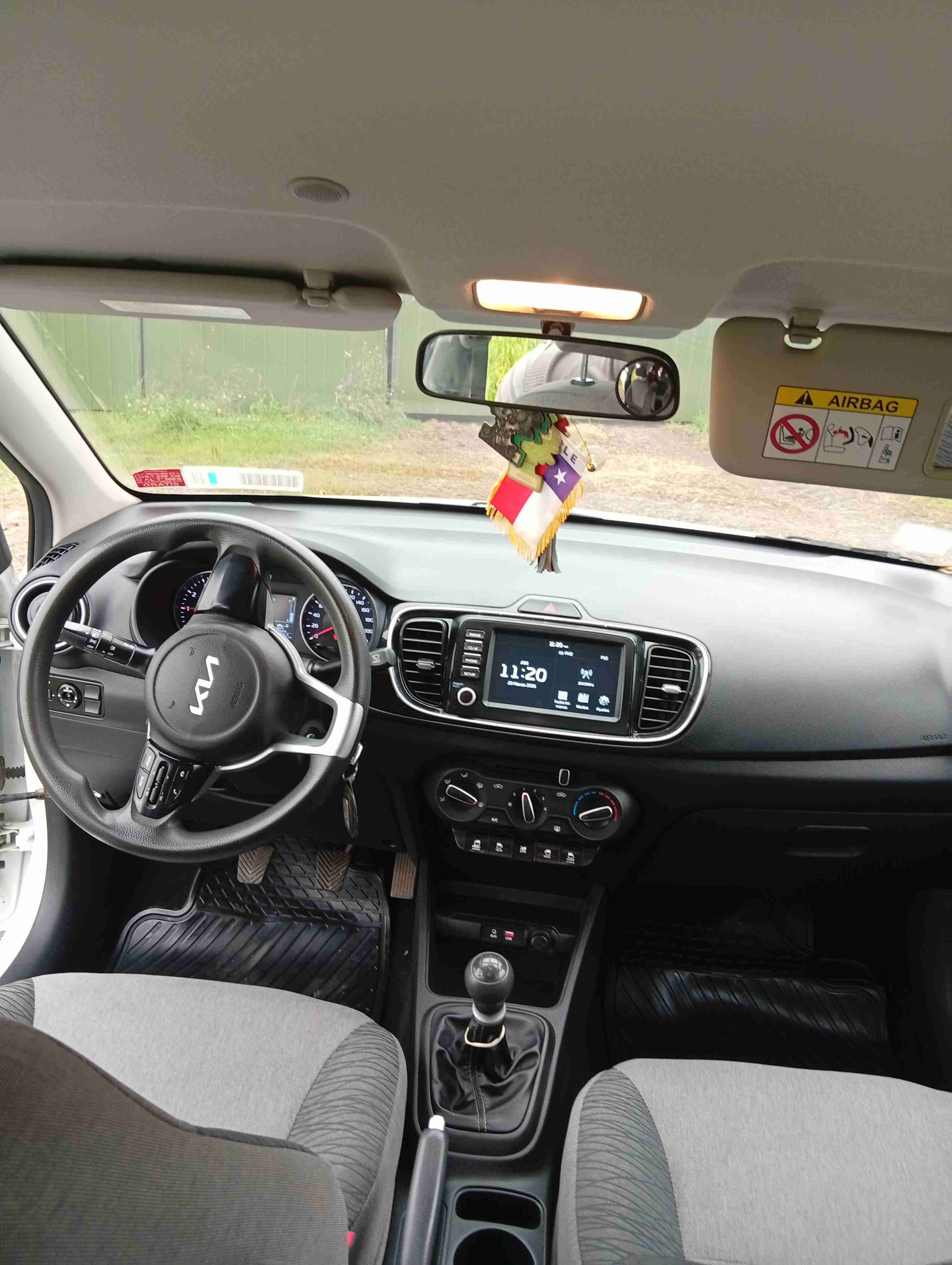 Auto Kia Soluto blanco - miniatura 6