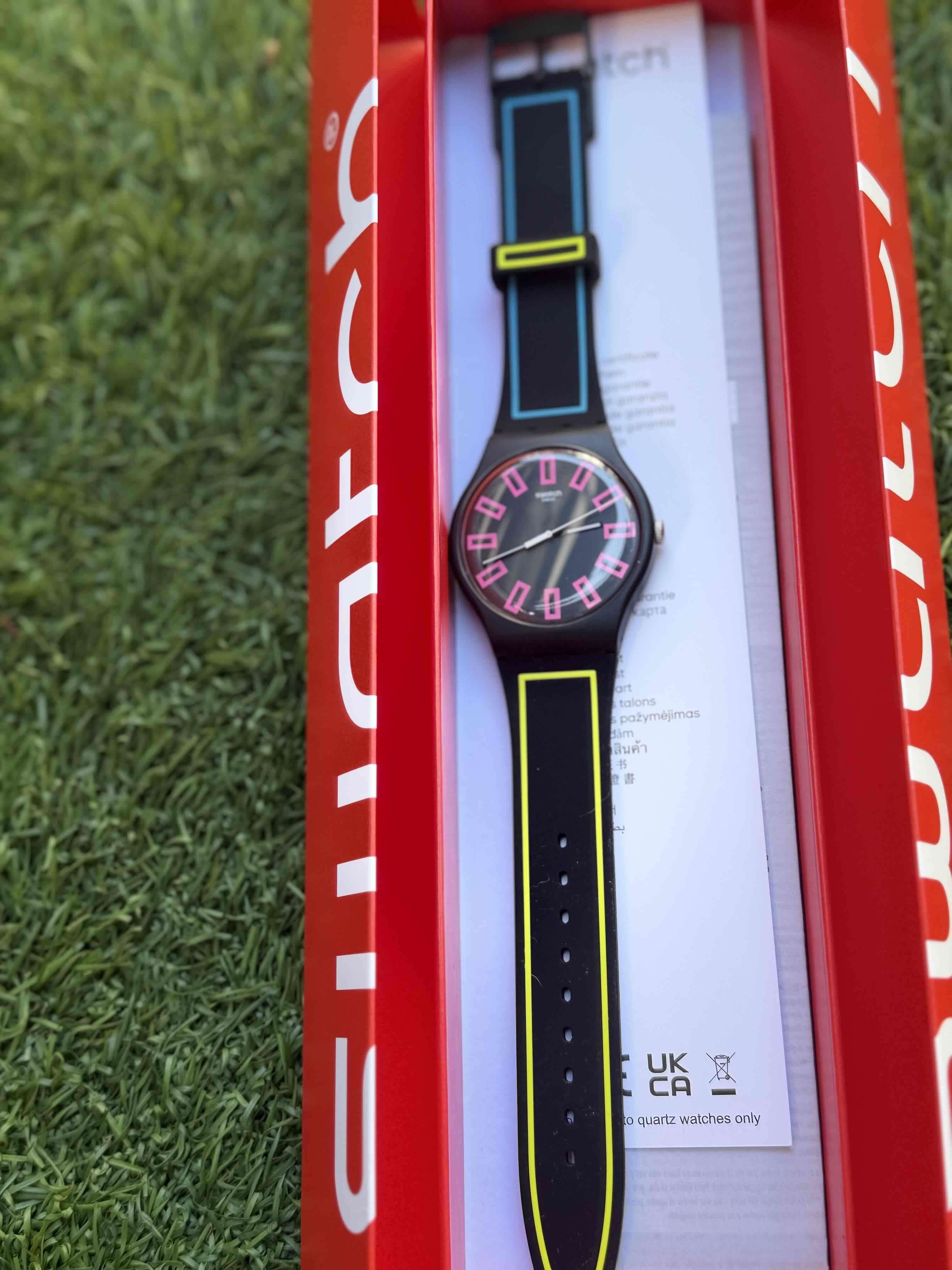 Reloj Swatch negro y neón - 1