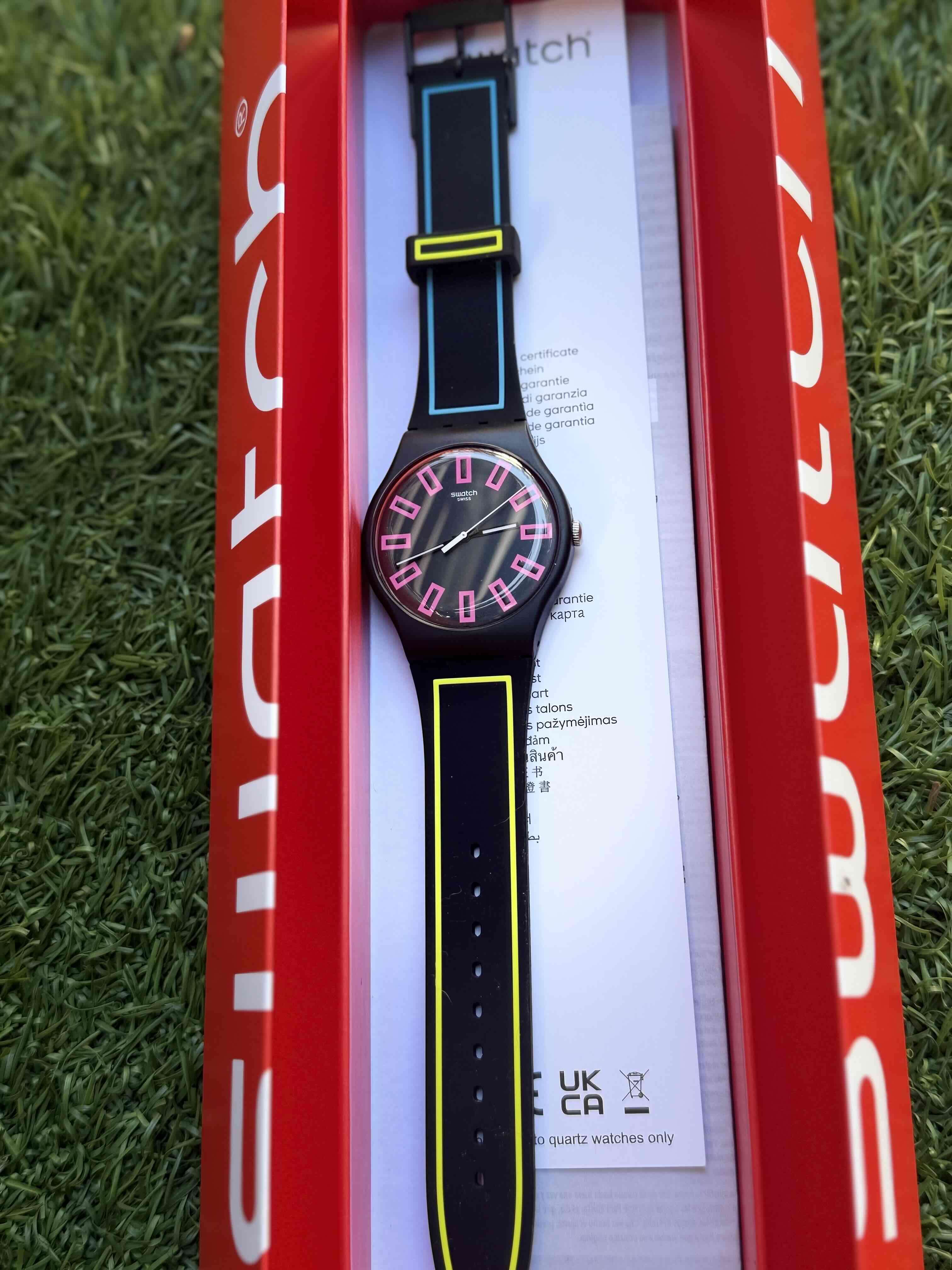 Reloj Swatch negro y neón - 2