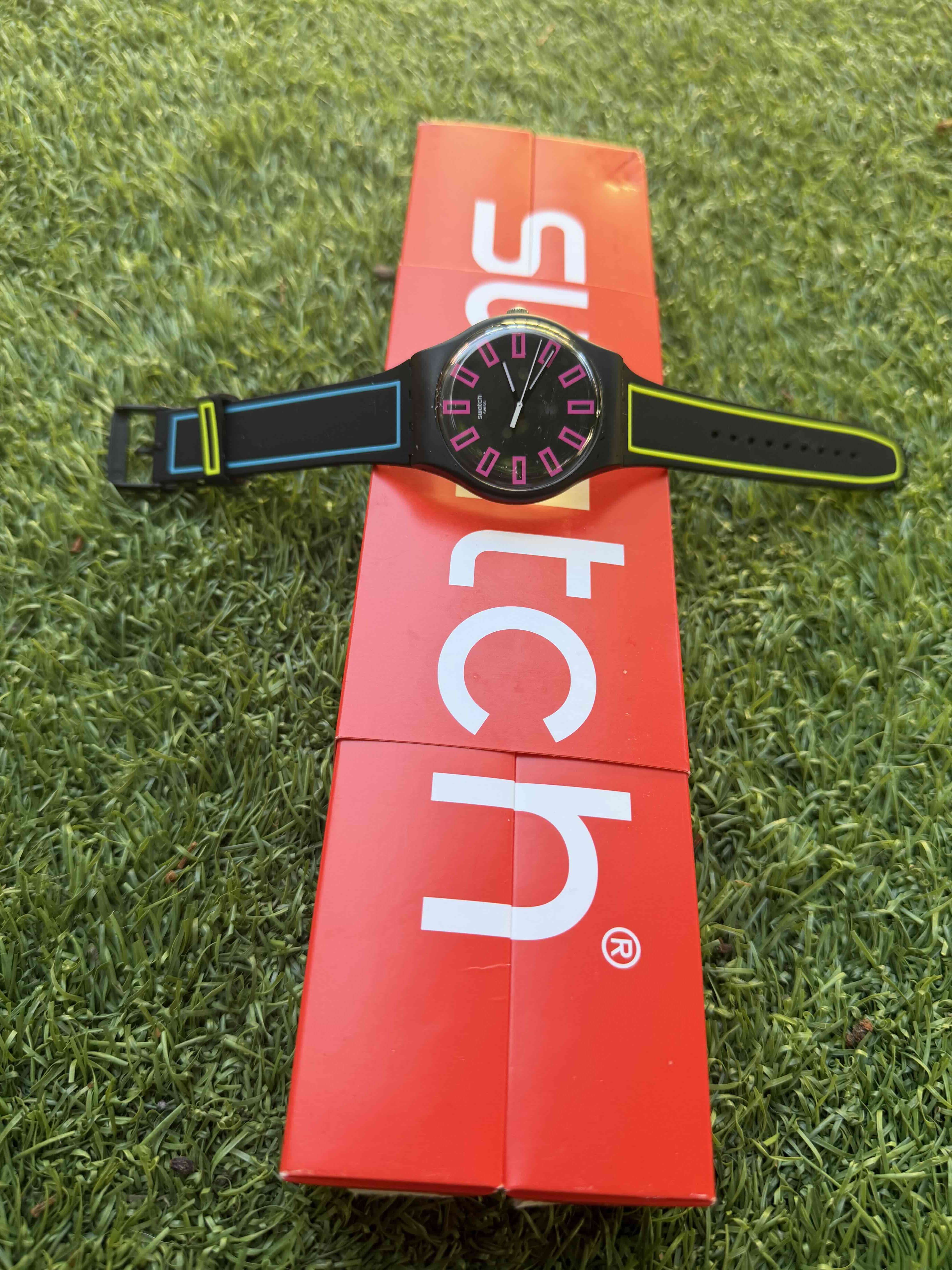 Reloj Swatch negro y neón - 3