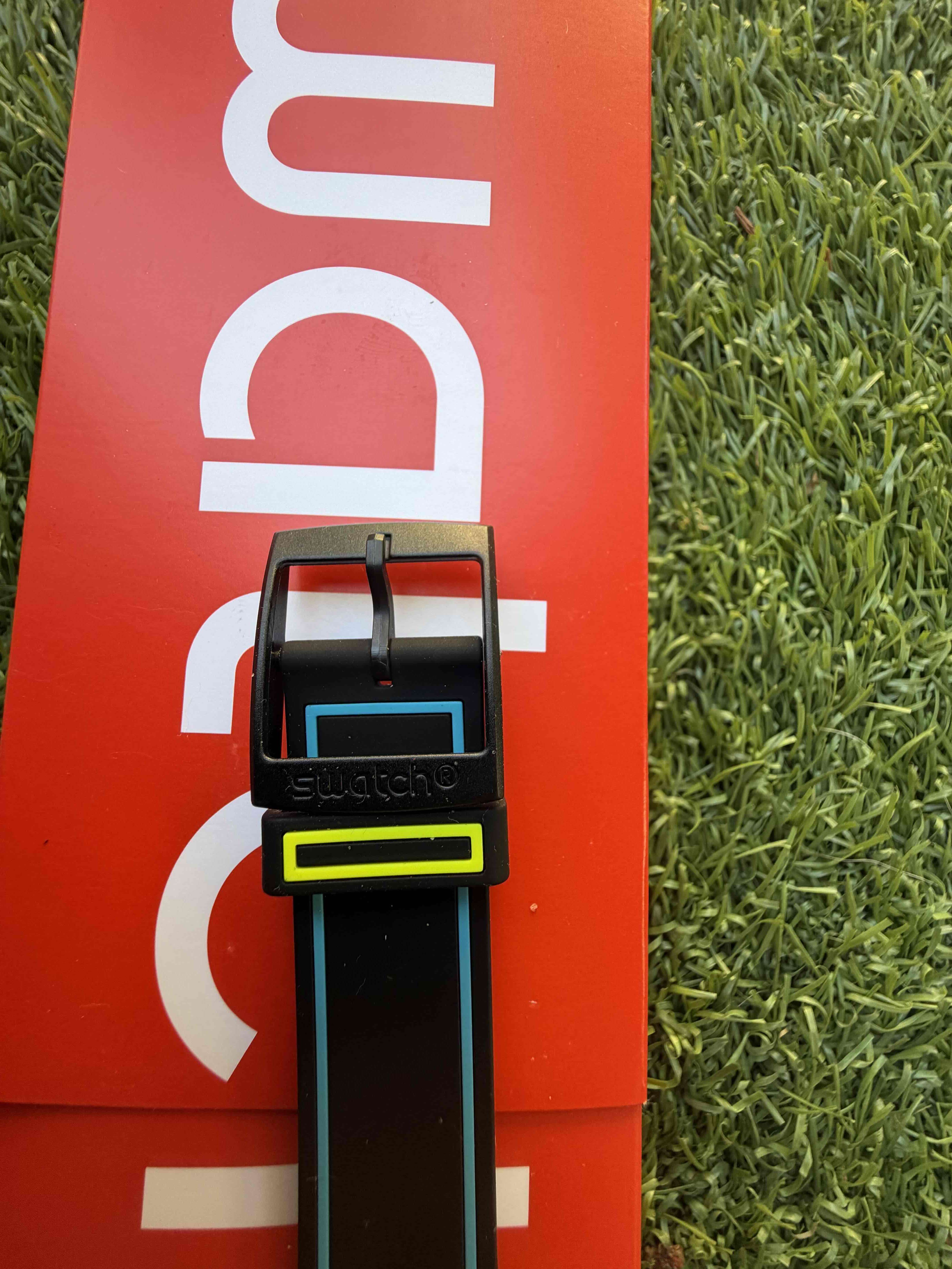 Reloj Swatch negro y neón - 4