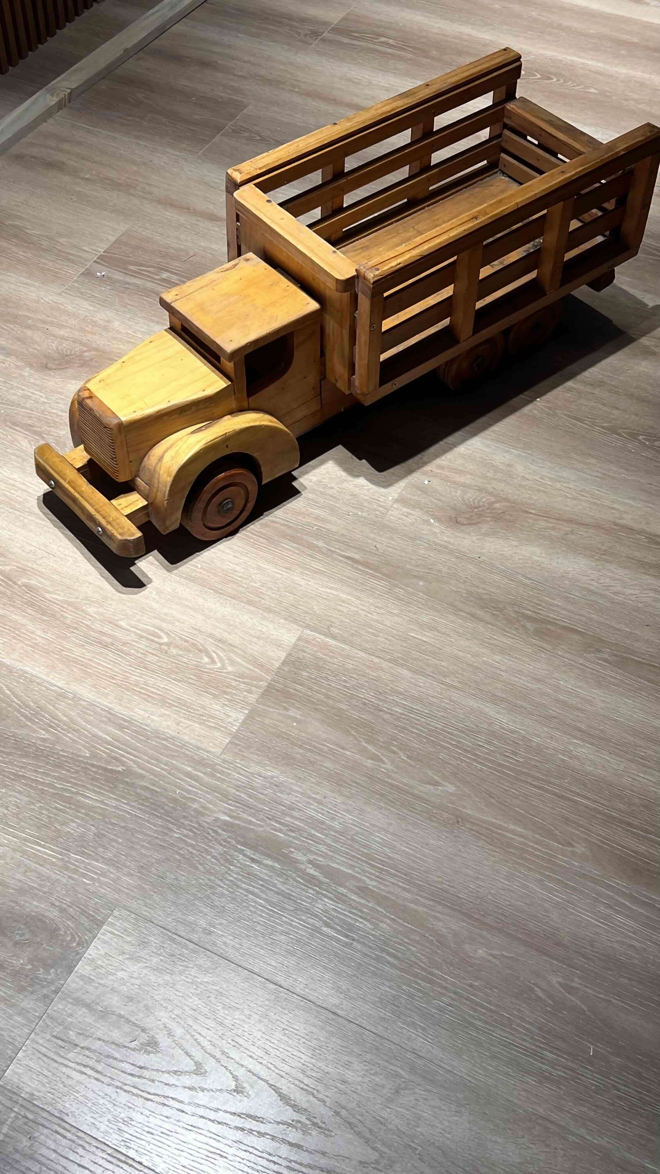 Camión de madera artesanal - miniatura 1