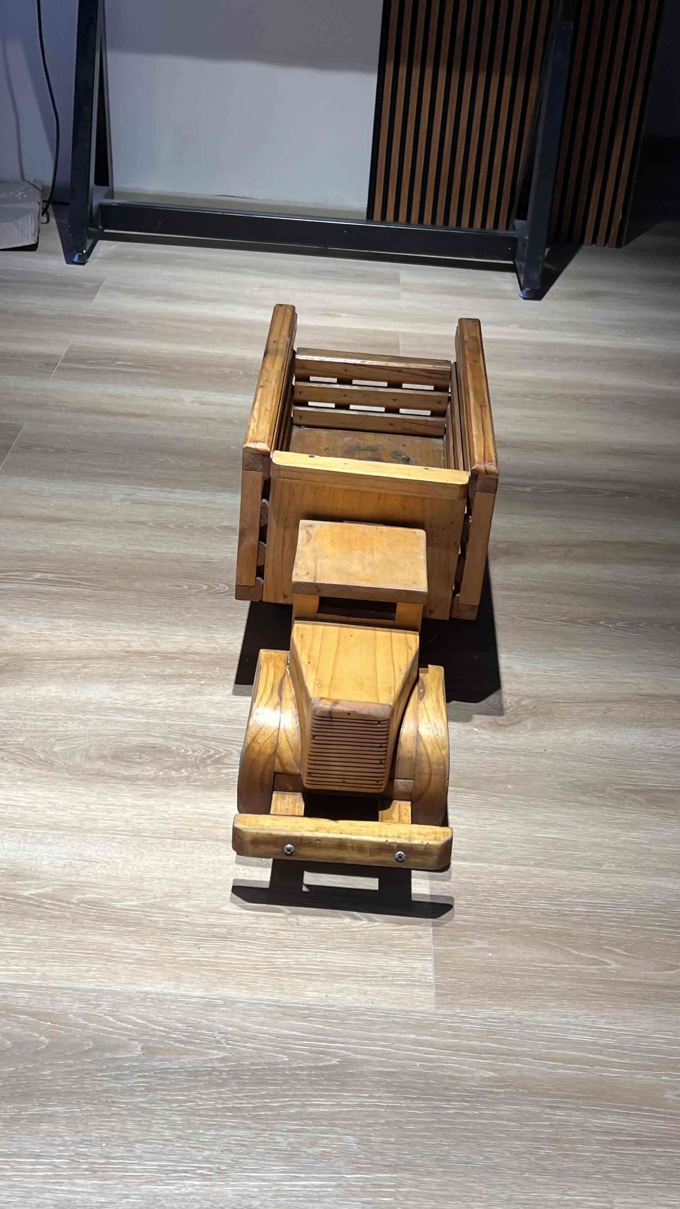 Camión de madera artesanal - miniatura 2