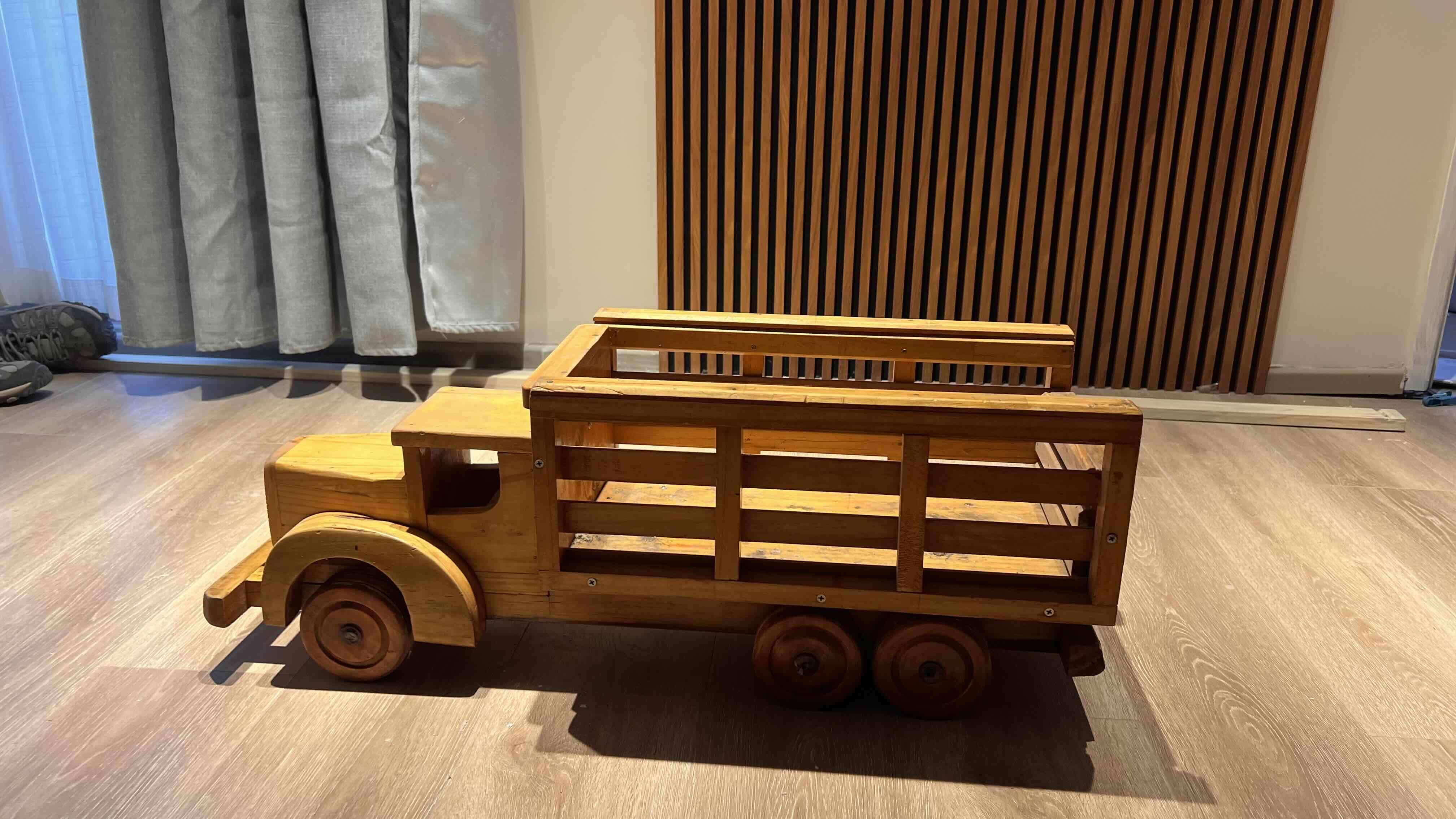 Camión de madera artesanal - miniatura 3