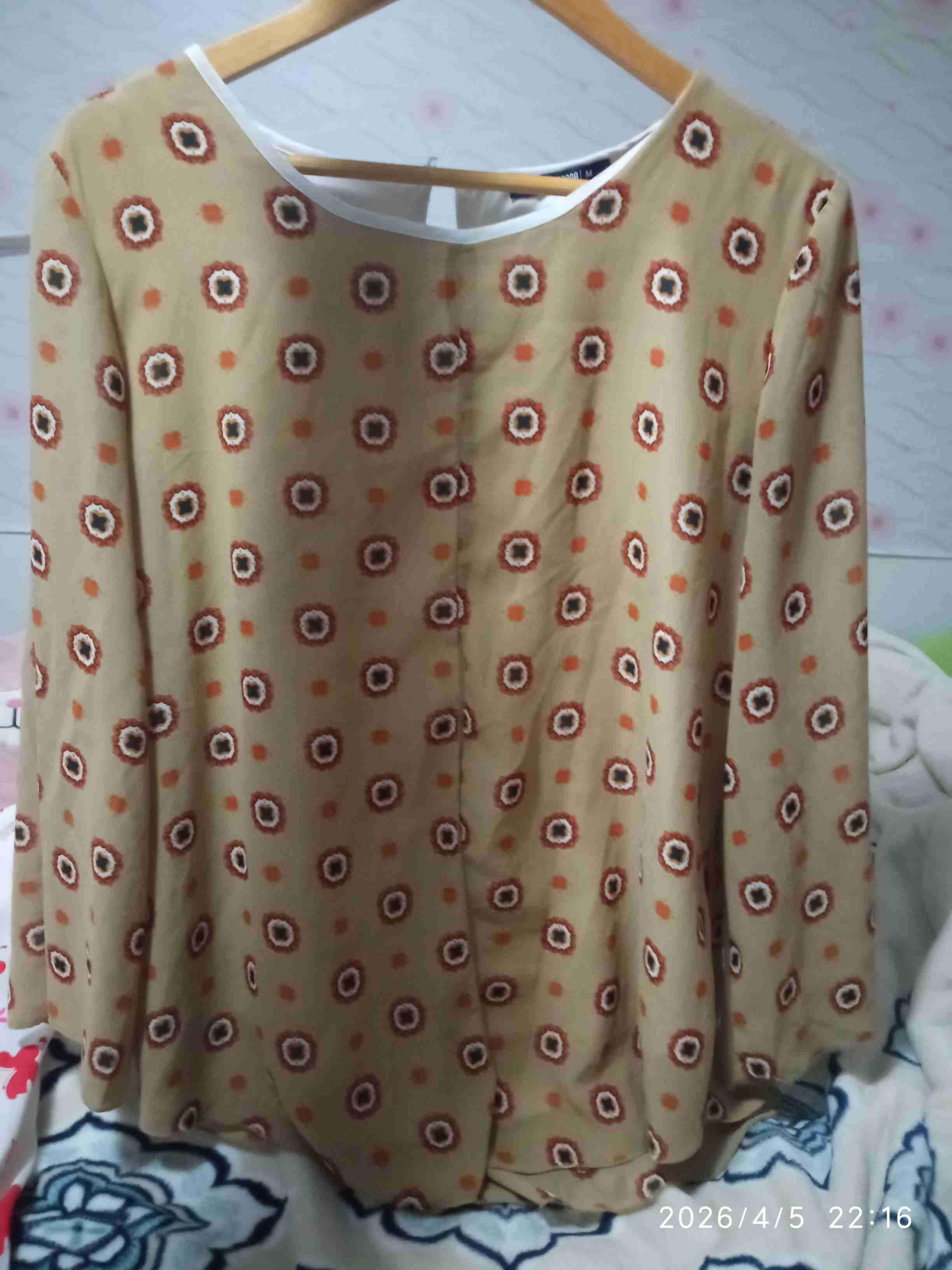 Blusa  con estampado geométrico corte princesa - miniatura 3