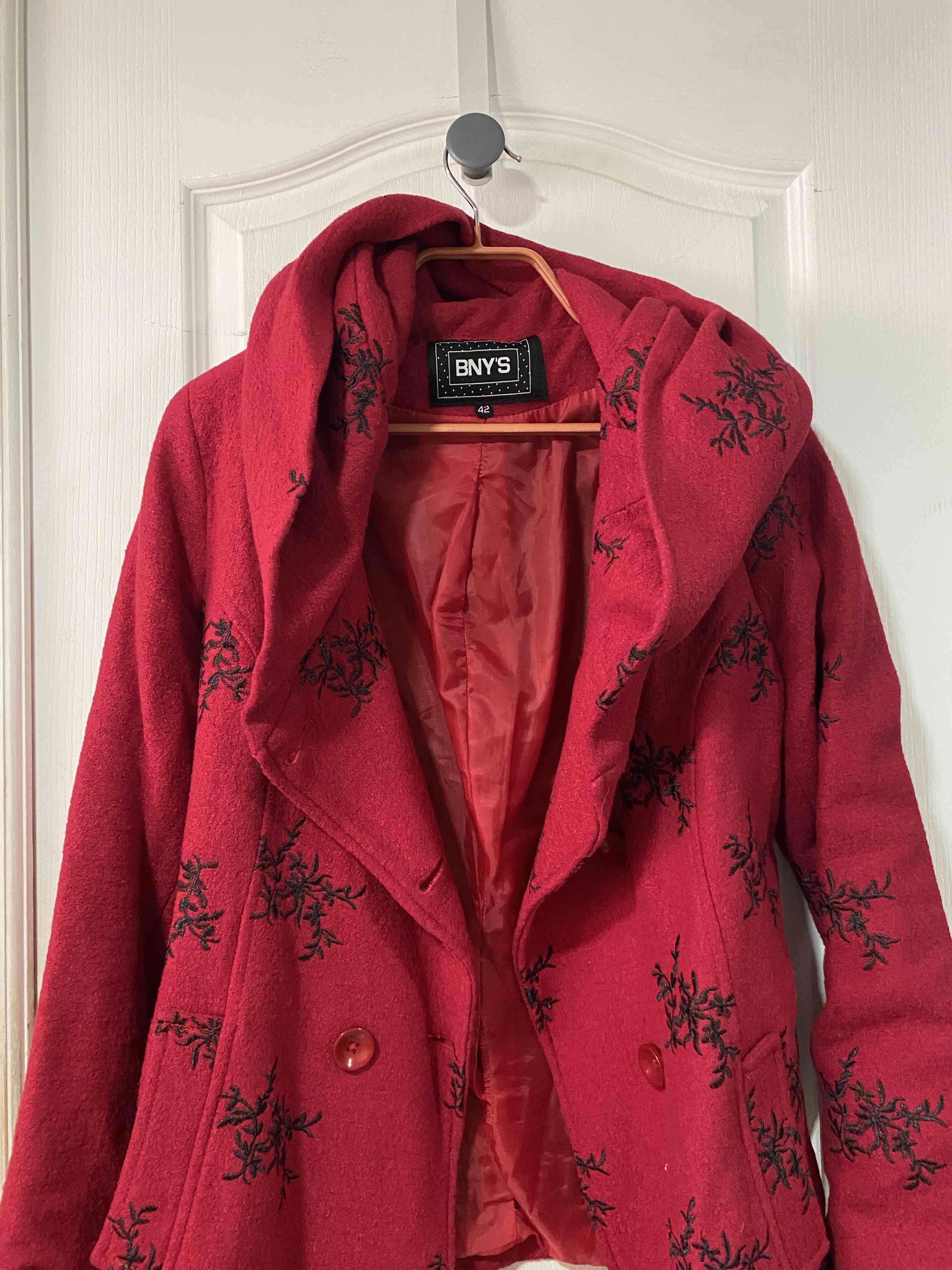 Abrigo rojo bordado BNY'S - miniatura 1
