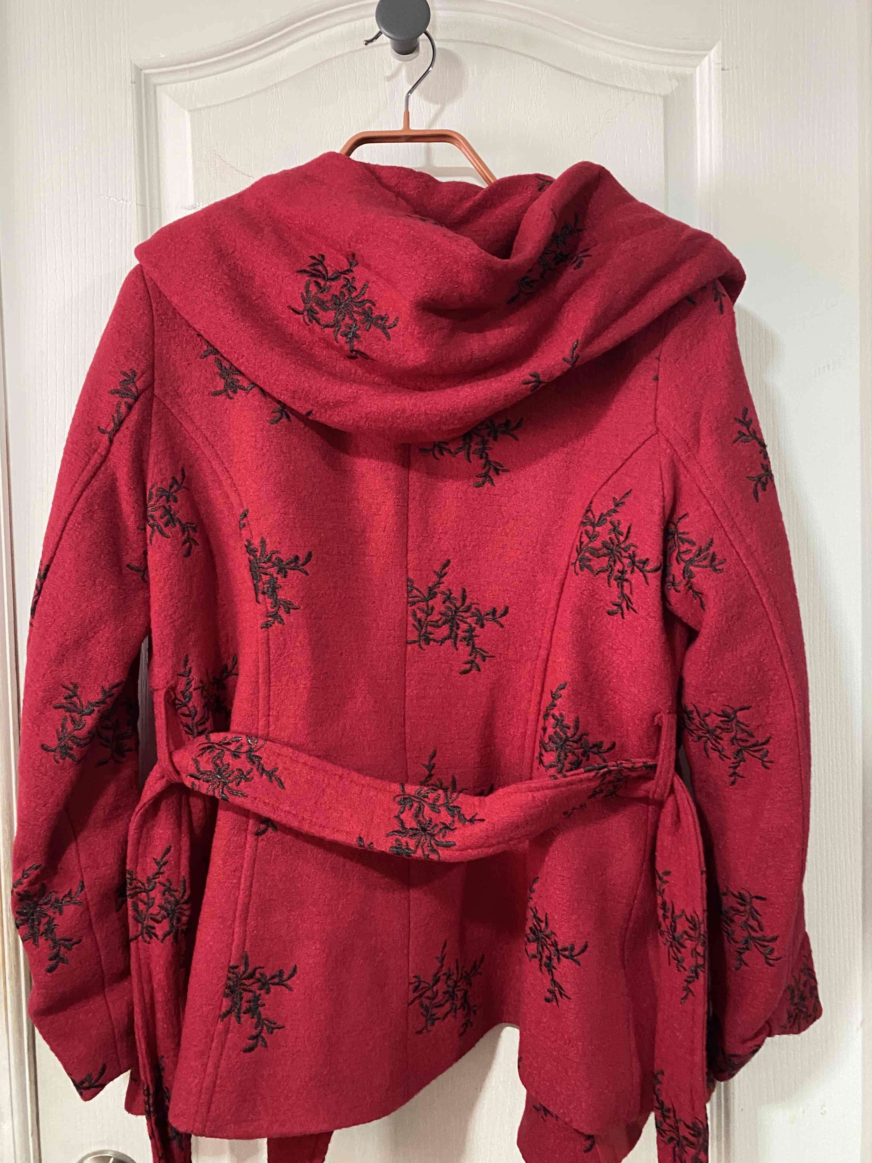 Abrigo rojo bordado BNY'S - miniatura 2